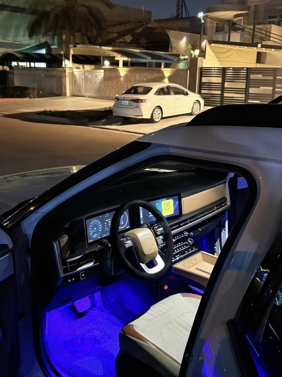 السلام عليكم سنتافي  2024
بسم الله الرحمن الرحيم 
السيارة يجي محركهة 25000 GDI
تشغيل عن بعد دخول ذكي صندوق كهرباء 
كرسي كهرباء واحد  سبعه راكب اكيد 
داخليت السيارة مخمل  
حجم الويل20
السيارة كاعدة و حلوة و مرتبة و بلهير للياخذهة.
للتواصل ***********
