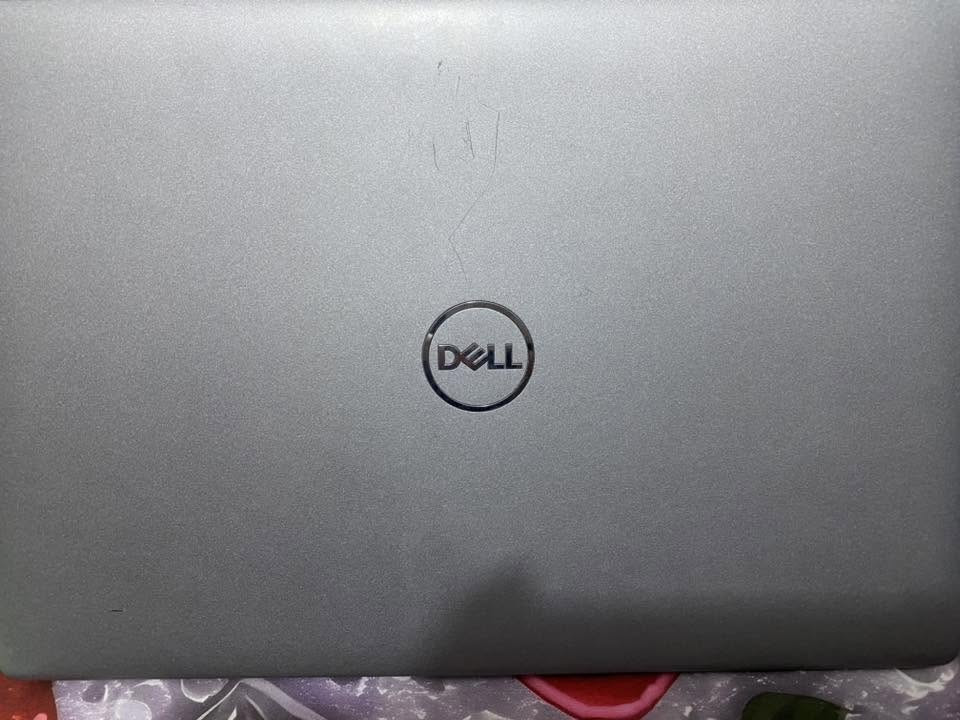 للبيع لابتوب Dell Latitude 5410 بحالة ممتازة
 المعالج (CPU): Intel Core i7-10610U (الجيل العاشر - يصل لسرعة 4.90 GHz)
 الذاكرة (RAM): 16 جيجابايت DDR4
 الهارد (Storage): 256 جيجابايت NVMe M.2 SSD (سريع جداً)
 كرت الشاشة: كرت مدمج Intel UHD Graphics

السعر 420 الف وبيها مجال إنشاء الله 
***********
