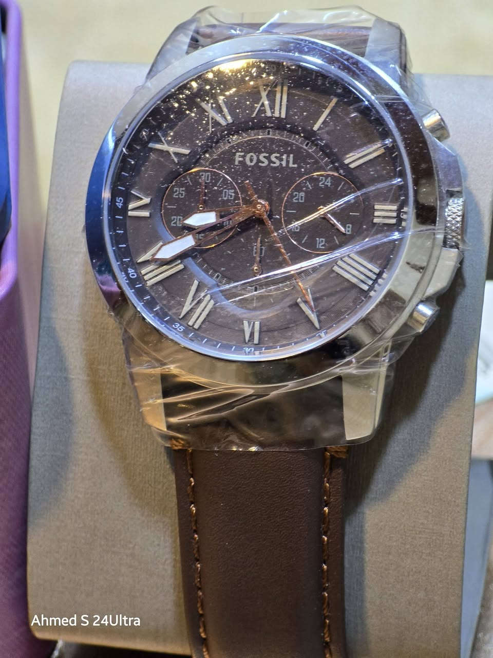 السلام عليكم هذه الساعة هي ساعة Fossil Grant Chronograph للرجال (موديل FS4813)، وتتميز بتصميم كلاسيكي يجمع بين الأناقة والعملية.
المواصفات الرئيسية للساعة:
المينا: أسود اللون مع أرقام رومانية كلاسيكية وعقارب مضيئة.
الهيكل: مصنوع من الستانلس ستيل (الفولاذ المقاوم للصدأ) بقطر يبلغ 44 ملم وسماكة 12 ملم.
الحزام: مصنوع من الجلد الطبيعي باللون البني، ويبلغ عرضه 22 ملم.
الحركة: تعمل بنظام الكوارتز ياباني (Quartz) مع خاصية الكرونوغراف (عرض تناظري).
المقاومة للماء: مقاومة للماء حتى عمق 50 متراً (مناسبة للسباحة السطحية ولكن ليس للغوص).
الزجاج: زجاج معدني (Mineral Crystal) مقاوم للخدش


**إذا كنت صاحب هذا الإعلان وتريد حذفه لأي سبب، رجاءا أرسل رسالة إلى الدعم الفني**