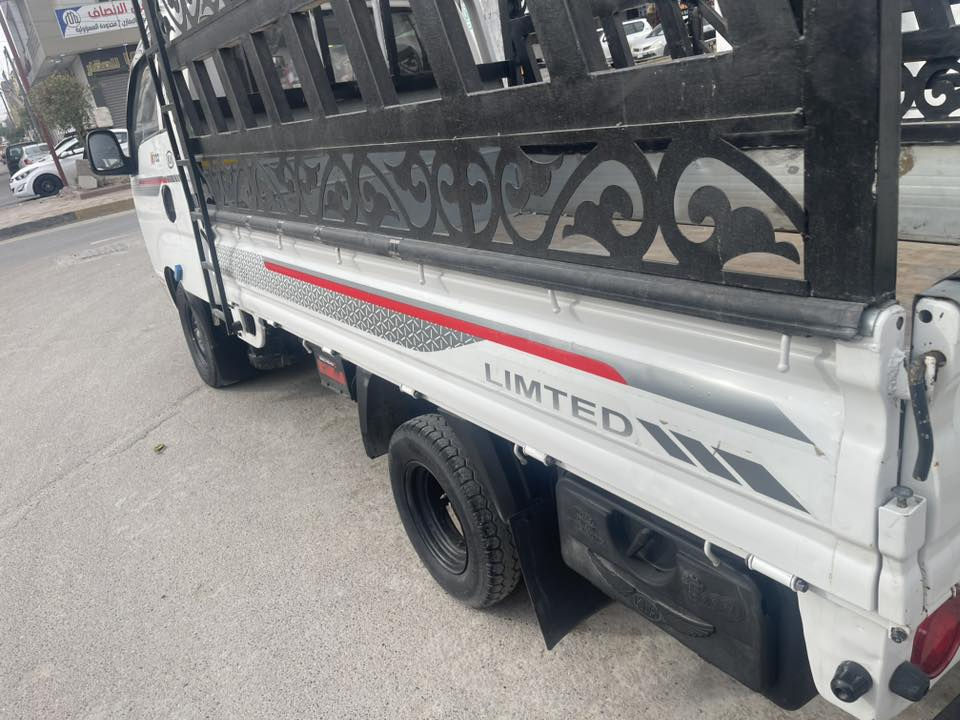 رقم بغداد 2019
سنويه لل 2031 
رقم نكليزي  هزه جديده
كير وكلج ومنضومه كامله جديد 
محرك 3000 مفتوح جديد لا تنقيص ولا تبخير 
السونار منشور 
بيه بنيد مبدل اصلي مو تجاري
وماكن صبغ بدون ضربه صبغ مكشر وموجود صور
 السياره سارحه وصايره بيه طخه بكيلون 
ماشيه 184 
ب118 وبيه مجال قليل 
بغداد الحريه 
***********
