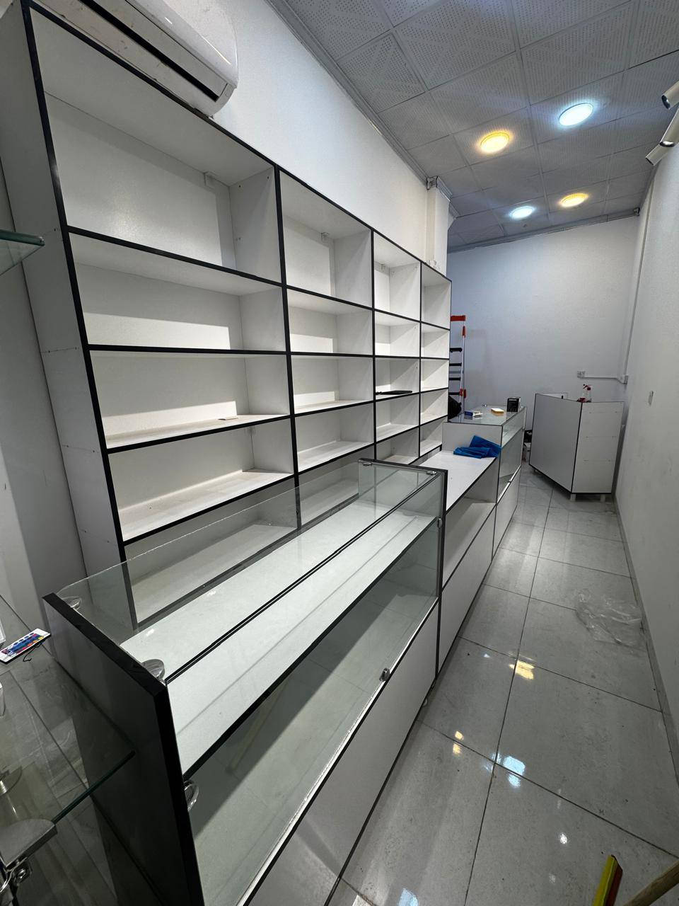 رفوف خشب تركي مع 4 ميز جام مستعمل شهر واحد فقط للاستفسار ***********
