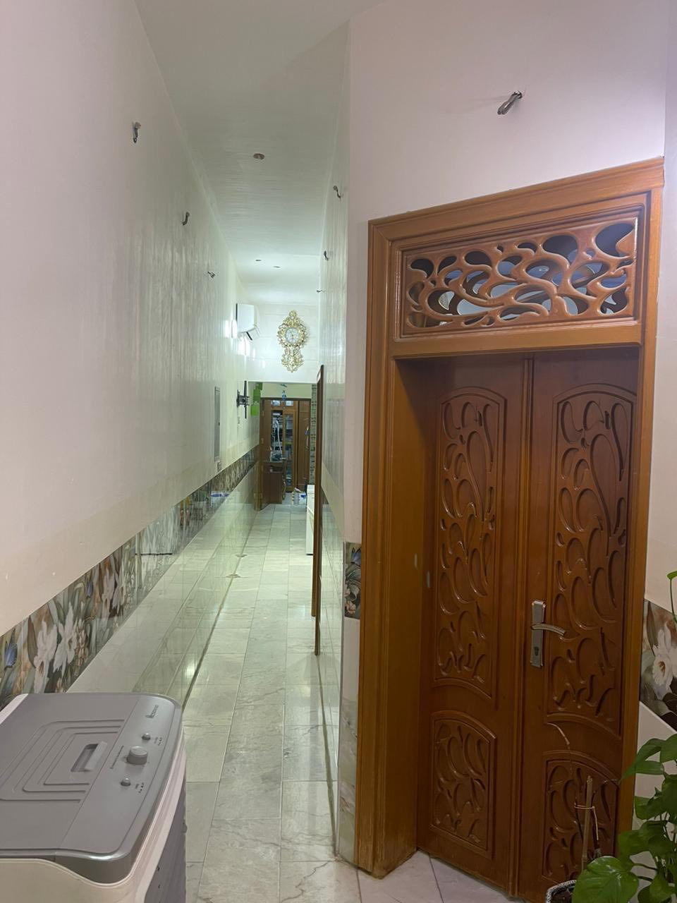🏡 دار للبيع في حي الجمعية – النجف الأشرف

📐 المساحة: 100 متر (5×20)

🔹 مواصفات الدار:
✅ غرفة واحدة في الطابق الأرضي
✅ حمامان في الطابق الأرضي
✅ استقبال
✅ مطبخ حار ومطبخ بارد
✅ كراج
✅ غرفتان في الطابق الأول
✅ حمام واحد في الطابق الأول
✅ سطح مُشتايكر

🔹 مواصفات البناء:
✔ أرضية الطابق الأرضي من المرمر
✔ الكراج والطابق الأول كاشي
✔ جميع السقوف كونكريت مسلح
✔ الطابق الأرضي والطابق الأول والسطح والبيتونة جميعها كونكريت

🏢 المصطفى للعقار
بيع وشراء وإيجار العقارات في المجمعات السكنية وجميع أحياء النجف الأشرف.

📞 للاستفسار:
WhatsApp: ***********
WhatsApp: ***********

📍 عنوان المكتب:
مجمع الأميرات الأول – مقابل مجمع الكرار السكني.
