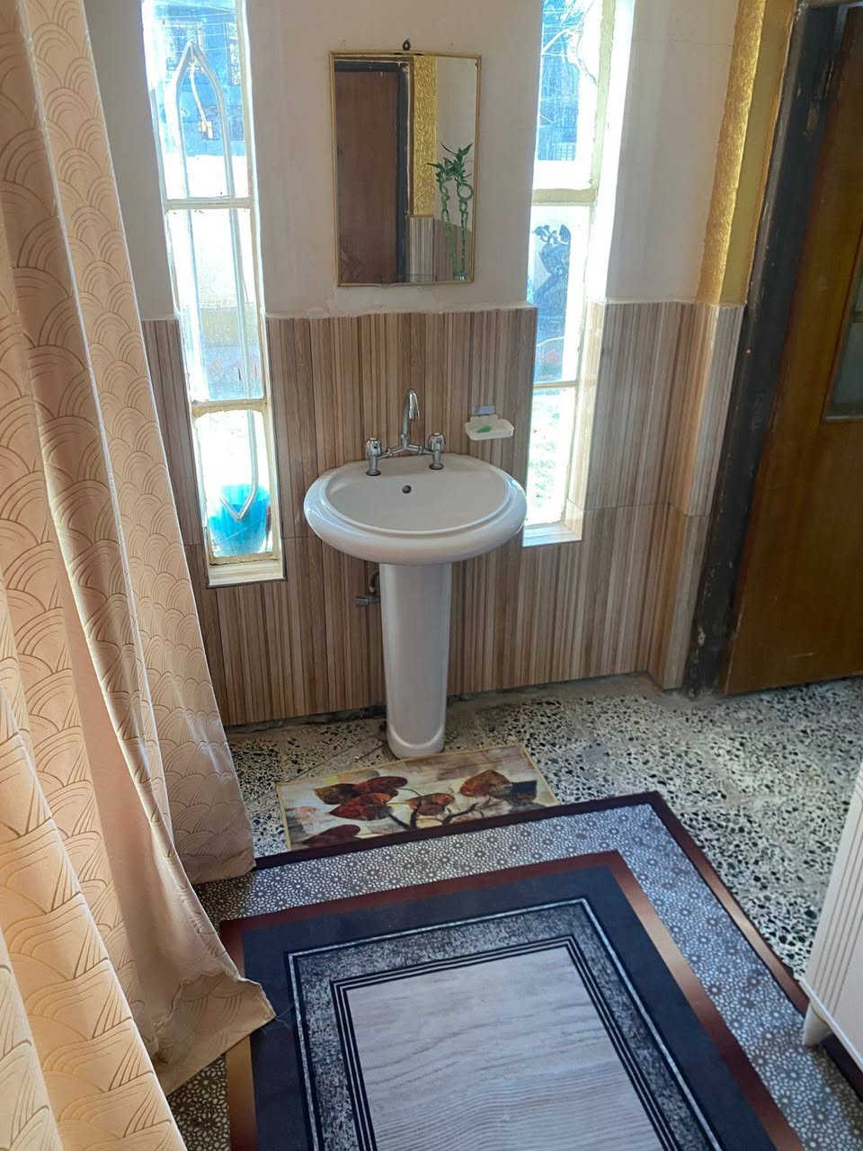 #بيت_للبيع 

  🌍 الموقع  / حي الجبيريه ألاولى 
  📍 خلف طيبه مول 

  📐 المساحه  / ( 300m  ) طابقين 

  🏠 #ركن_صاد_على_ساحه 

  _ موقع راقي جدا 💯  _ قريب على الشارع العام 
 
 💠 يتكون من أربع 4 غرف نوم 
                      وصاله واسعه ومطبخ 
                            وحمام داخلي وخارجي 
                               وكراج كبير وحديقة واسعه 

  💰 السعر مناسب للشراي  ( لمعرفة السعر ارسل رقم  ( 1 ) 
        ■■■■■■■■■■■■■■■■■■■■■■■■
           للإستفسار أكثر يمكنم التواصل عبر رقم الهاتف 
                ☎️ ( ***********  )☎️ أبو سيف 

          🙋‍♂️ #أعرض عقارك يمنه وأنته مرتاح بالبيت 🏡
                      وحنه نهتم بالبيع والترويج 

📍 #العنوان_الضباط_الثانيه  📌 مقابل #شارع_ألفين  .
