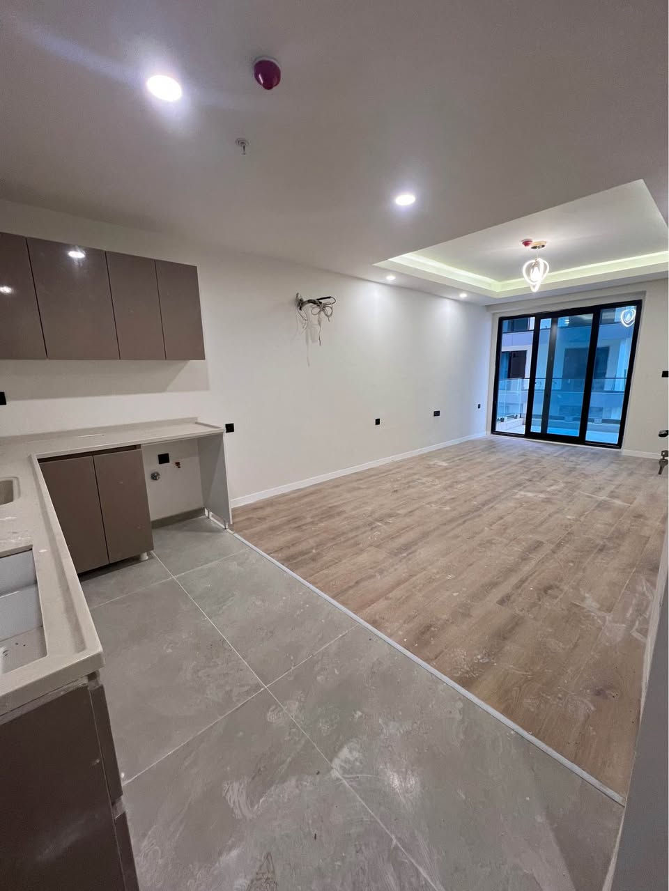 شقة للبيع في كرين وورلد تاور – أربيل
تدور على فخامة وراحة بنفس الوقت؟
#شقتك المثالية تنتظرك داخل كرين وورلد تاور، #المشروع اللي جمع بين التصميم العصري والموقع الذهبي ✨
#المواصفات:💎
• تتكون من : غرفة وصالة بتصميم أنيق وحديث
• مساحة: 84 م²
• السعر الكلي: 66,300$ - 6 دفاتر و63 ورقة
• دفعة أولى: 29,800$ 
• عند أستلام الشقة :  13,200$,- دفتر و32 ورقة والباقي #أقساط شهرية مريحة: 300$ فقط بالشهر 
📍#موقع استراتيجي في قلب أربيل، وخدمات فندقية راقية #تخليك تحس إنك تعيش داخل فندق خمس نجوم كل يوم 💫
🔥 لا تفوّت الفرصة – الأسعار تصعد كل يوم!
#احجز اليوم قبل لا تصعد #الأسعار وتضيع الفرصة من إيدك!👇🏼📞
( Call + WhatsApp + Viber )
0750-6364545
0770 4719566 
#كرين_وورلد #عقارات_أربيل
#كرين_وورلد #شقق_أربيل #استثمار_راقي #شقة_احلامك أربيل, العراق
