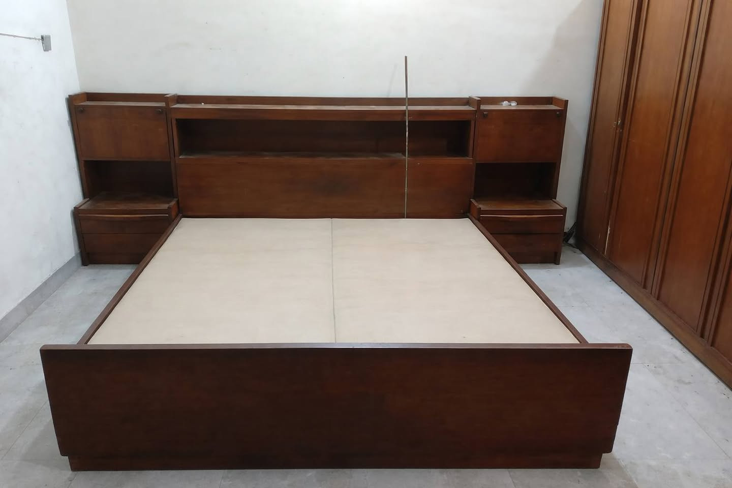 غرفة نوم للبيع نقص كنتور خشب اصلي ثكيل السعر خاص او واتساب ***********
