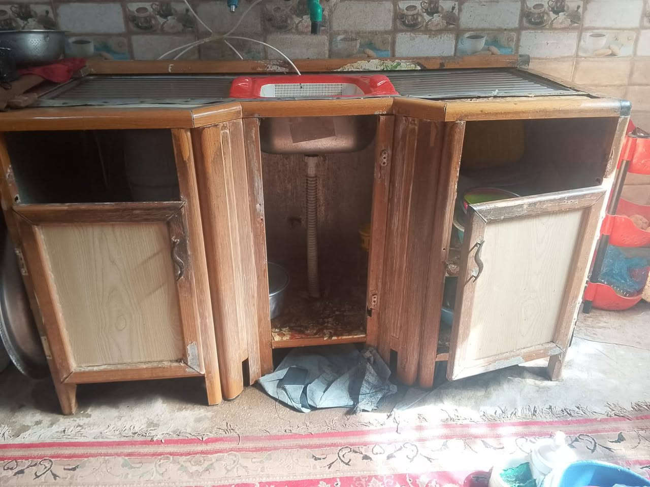 قنفات 10 نفرات  السعر 130 وبيهن مجال(((   كاونتر وسنك ))) السعر 75 مكاني طويريج( ***********
