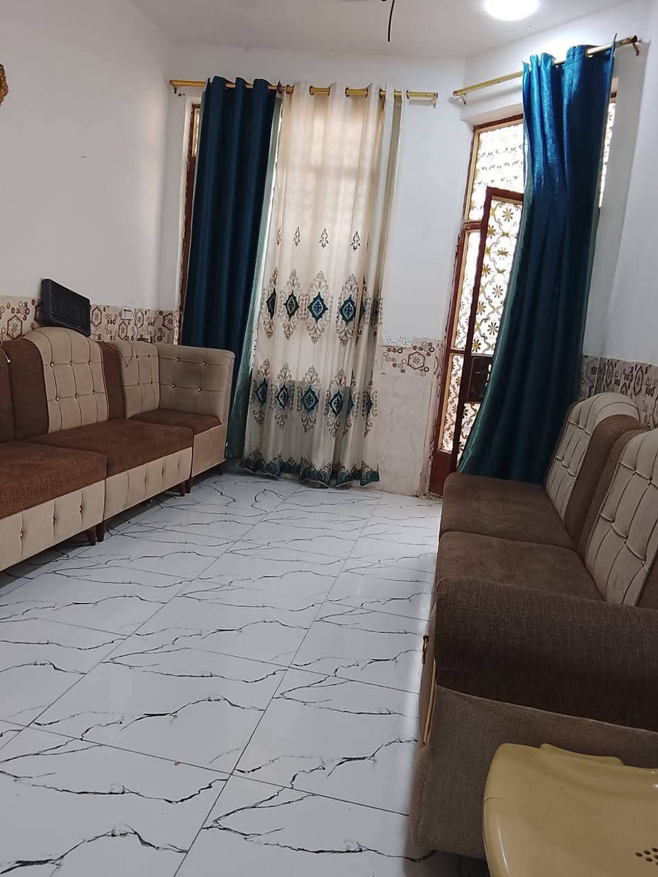السلام عليك الدار للبيع في منطقه ٣/١٠ بصف التراث البياع المساحة ١٠٠ متر الواجهه ٥ نزال ٢٠ البيت طابقين طابق الاول كامل غرفة واستقبال وصاله كبيره وصحيات ومطبخ ومنور وطرمه وطابق الثاني غرفتين وصاله كبيره وصحيات بس طابق الثاني مامسقف مخدومة مي ومجاري وكهرباء بس تبليط ماكو موبايل ***********
