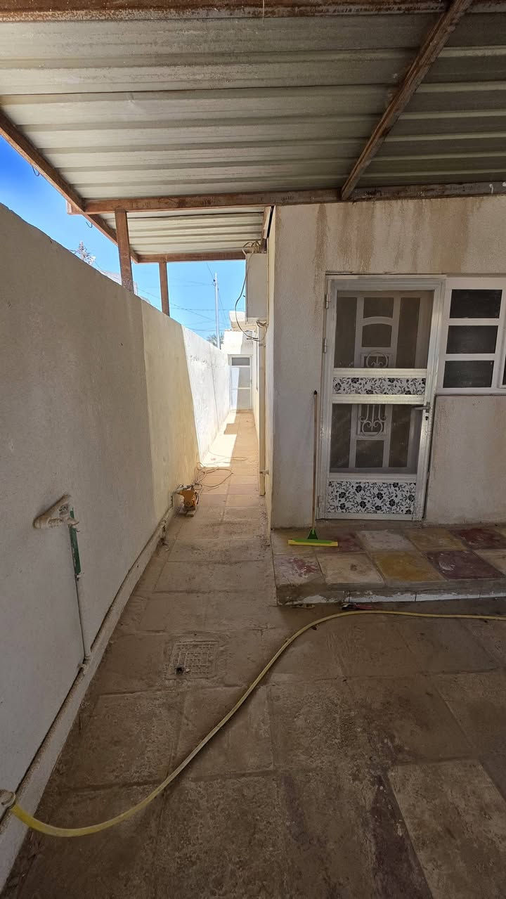 دار للبيـــــــــــــع....
السعـــــــر جداً مناســــــــب 
حي الرحمن زويــــــــر الغربي.... 
طابــــــــو زراعي سنـــــــــد // 25.... 
بمســـــــــاحه 220م طابقيــــــــن والبناء نظيف جداً وغير مسگون 
ــــــــــــــــــــــــــــــــــــ
تبليـــــــط مــــــــاء كــــــــهرباء مجــــــــاري 
غرفتيــــــــــن نوم صالــــــه هـــــــول مطبـــــــــــخ صحيات خارجية وداخليه كــــــــــراج حديقــــــــــه ومـــــــــــــناور 
ــــــــــــــــــــــــــــــــــــــــــــــــ
عقارات رامســــــــــر 
***********
***********
