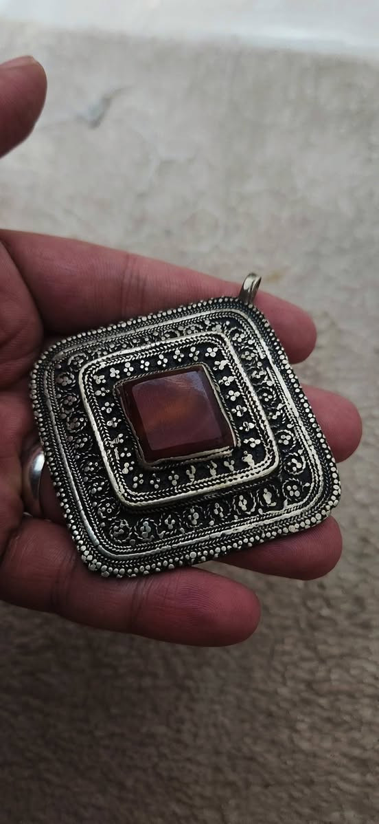 تميمة العقيق 
عقيق أحمر كريم 
مع نحآس و السبع معآدن قديم أنتيكه 
مع زخرف صنع ب أتقآن 
فقط 30 ألف


**إذا كنت صاحب هذا الإعلان وتريد حذفه لأي سبب، رجاءا أرسل رسالة إلى الدعم الفني**