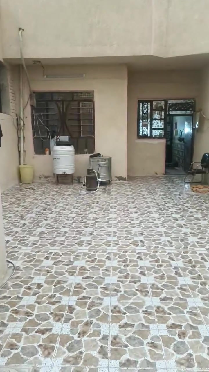 سلام عليكم بيت للبيع مساحه 150متر  طول 25متر والعرض 6 غرفتين وصاله ومطبخ واستقبال مثل ما وضح في الفيديو المكان ناحيه الوحده الخالصه الاستفسار الاتصال ع الرقم ***********
