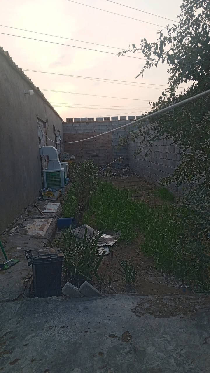 بيت تجاوز للبيت حي الألبان مصغر بالبلديات يتكون من غرفه نوم وصاله ومطبخ وصحيات وحديقه وطرمه السعر 13 وبي مجال مساحته 200 للاستفسار الاتصال ع رقم ‏‪***********‬‏
