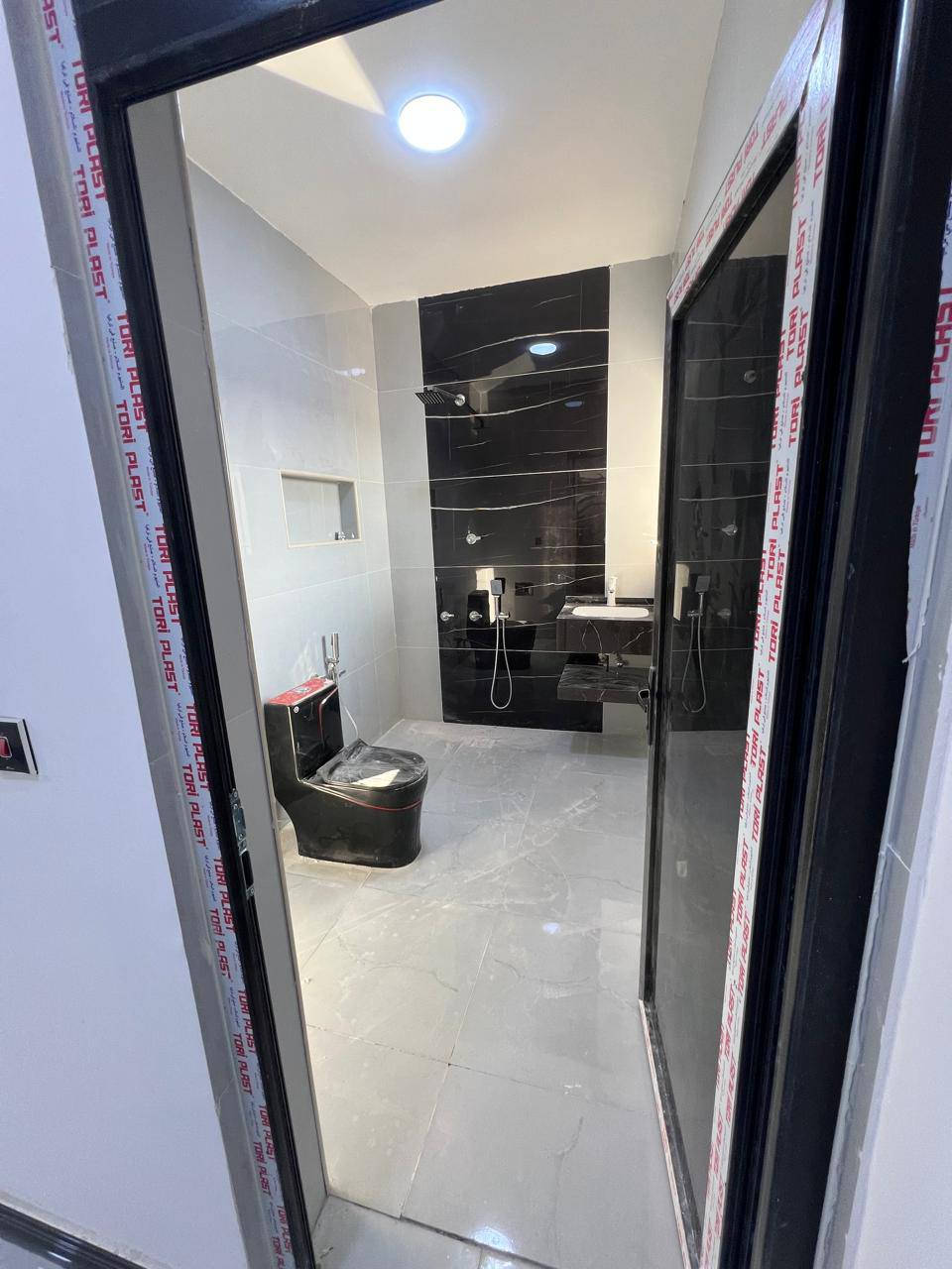 #اسعد #الله اوقاتكم بكل خير احبتي🫶🏻
      ***********
#جبنالكم #فله #طابقين✅
 بمساحه 250 متر✅
نوع العقار طابو صرف عرصه✅
تحويل بأسم المشتري مباشر✅
#يحتوي #الطابق #الأرضي✅
على غرف منام عدد3 ماستر
+ديوان+كبير+مطبخ+صاله كبيره
+صحيات داخليه كبيره+منور عدد 2
+كراج🚘 +حديقه🌹🌲🍀🌺🌴🌹
+صحيات خارجيه
#الطابق #الثاني #يحتوي
على غرف منام عدد3 ماستر
+صاله كبيره +صحيات كبير
+صطح سيراميك +مسقفات كي سبان
عن الرطوبه وحرارة الصيف الدار
جدآ متعوب عليه مال جناي
لحك واشتري قبل لاينباع
العنوان البصرة ابي الخصيب
 غرب المحكمة الجديدة 
#السعر #المطلوب
 260مليون قابل للتفاوض
مع توفر كافة الخدمات
 #شارع 15مترتبليط بلباب انارة💡ماء كهرباء مجاري
فارق جاهزة للسكن 
      ***********
نستقبل كافة العروض العقاريه✍️
