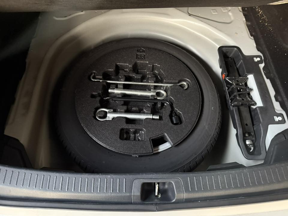 سلام عليكم كورلا 2024ساز اصل بانزين فقط ماشي ٧٠ سياره بل جيس حساس امامي خلفي وفتحه محرك1800 دواخل بل كارتون رقم أربيل هزة جديدة بس طخه جاملغ خلفي مكان صغير وتوحد لون الجاملغ وباب متعيره بدون دواخل بدون أي شي المكان البياع 
175$وبيه مجال  ***********
