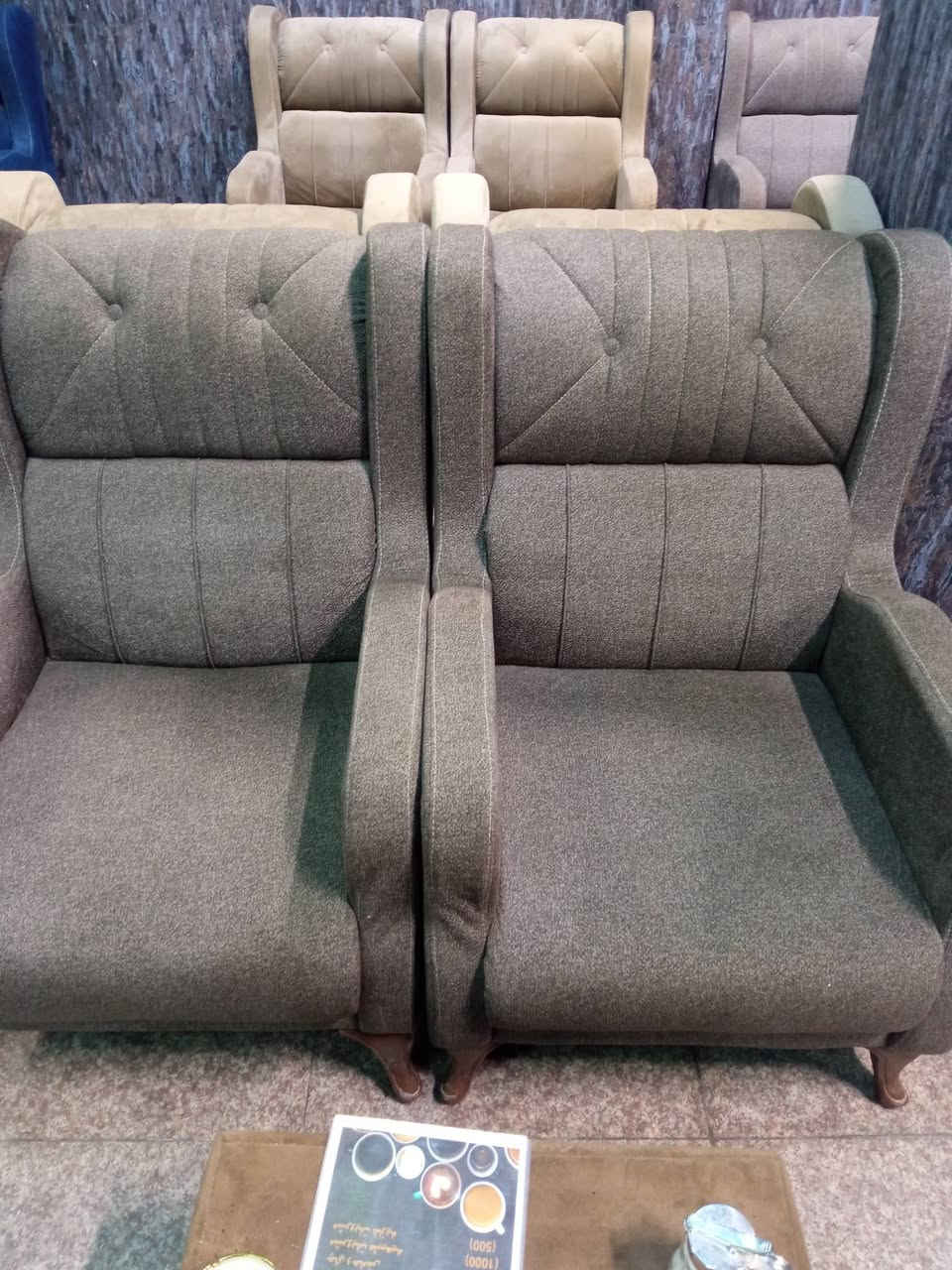 كراسي تخم العدد ٢٥ والوان وشغل درجه اوله للبيع استعمال شهر يعني جدد
***********
