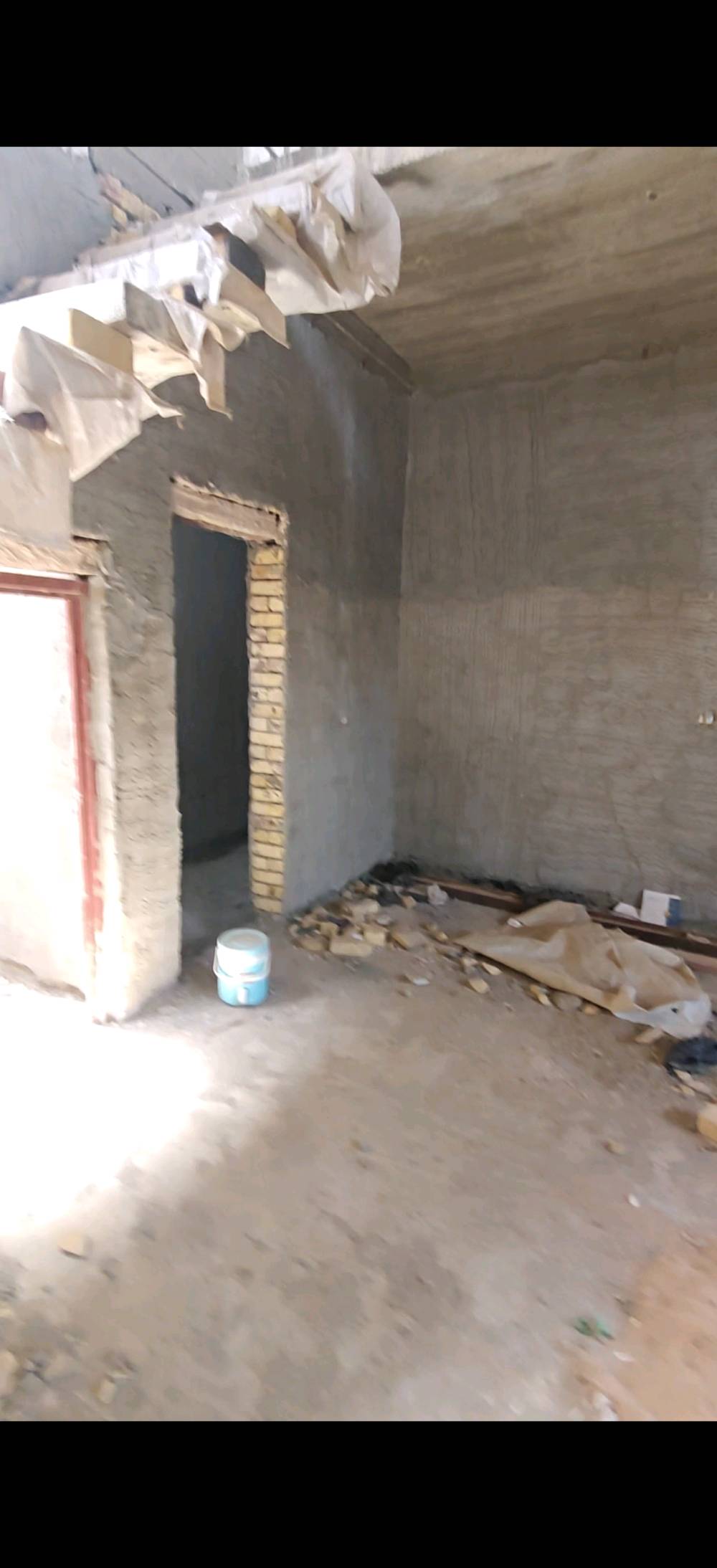 بيت للبيع  100 متر مربع 10×10
النجف / قضاء المشخاب حي المعلمين نزله الصناعي قريب على التبليط
مرقم بلدية 
اساس كونكريت مسلح

بناء الطابق الاول طابوق وسقف كونكريت مسلح

يتكون من صحيات داخليه وخارجيه و استقبال ومطبخ مفتوح على الصاله وغرفه نوم.

والطابق الثاني بناء ثرمستون و سقف كونكريت مسلح يتكون من صاله جبيره وصحيات.

تأسيس ماء ومجاري كامل مع صبه الارضيه سكريد. يعني مباشر طبك ارضيه بالمادة

تأسيس كهرباء بواري دفن

ملبوخ داخل وخارج اسمنت. والحمامات والمطبخ ملبوخ مساطر.

***********