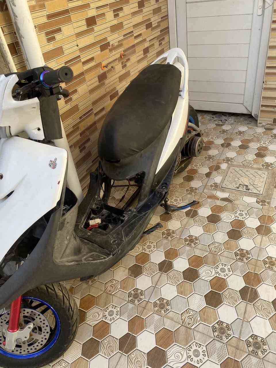 سلام عليكم دراجه لبيع متروكه صالها هواي حاطها بالبيت لا اطلع بيها ولهه دراجه تأخذ بس ماتشتغل بالنسبه الي هذا العندي تفيدك كلها تزويد مزوعه تفاصيل اكثر خاص السعر 500وبيها مجال واذا اكو مراوس ماكس حلوه اروس الرقم/***********  /متواجد خاص
