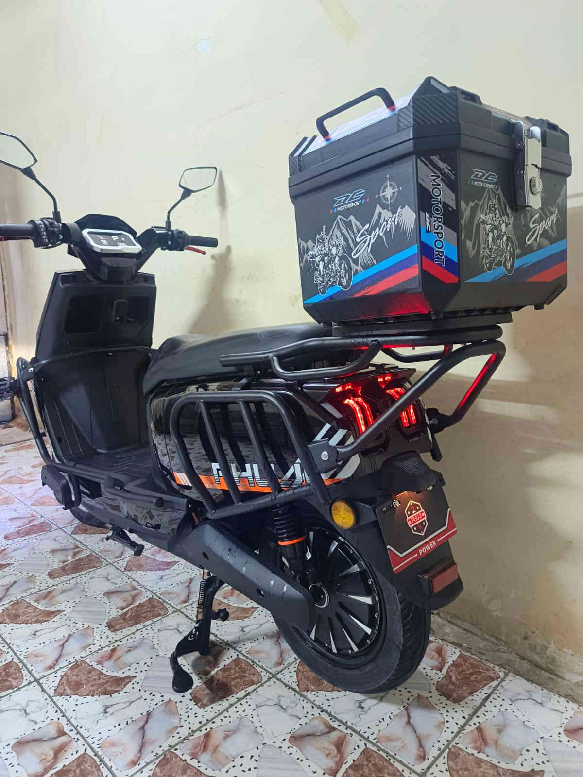 السلام عليكم للبيع دراجه شحن سكنس فضائي الدراجه جديده شخط واحد مابيها تعل وفحص مكفوله كفاله عامه صار اقل الشهر من مشتريها تجي فول مواصفات وصل المعرض موجود
تجي شاشه اعطال تكشف عطل الدراجه
بريك امامي خلفي دس هايدروليك
حساس امامي خلفي
سستم صوت فلاش +رام + بلوتوث+ راديو 
لايت عالي ناصي زنون
بك لايت لد LED
دبل اشارع ليزي
نضام Rالرجوع الى الخلف
شاحنه موبايل
ملف 2500
شاحنه كبيره رقميه تدعم الشحن السيع ولطفاء عند امتلاء البطاريه
سرعه الدراجه 110 حقيقي 100
تجي 6 بطاريات مصطره الحجم الكبير 40 انبير
تايرات امامي خلفي جبيلي الحجم الكبير 
ويل كب
درع 380 درجه لحمايه الدراجه + طلاعات جانبيه
مساحه تخوين واسعه
تجي بصمتين علمن الدراجه بصمه مو سويج 
الشراي يتفضل خاص او التصال عله الرقم *********** متوفر واتساب مكان الدراجه ساحت عدن السعر 950 او بي مجال
