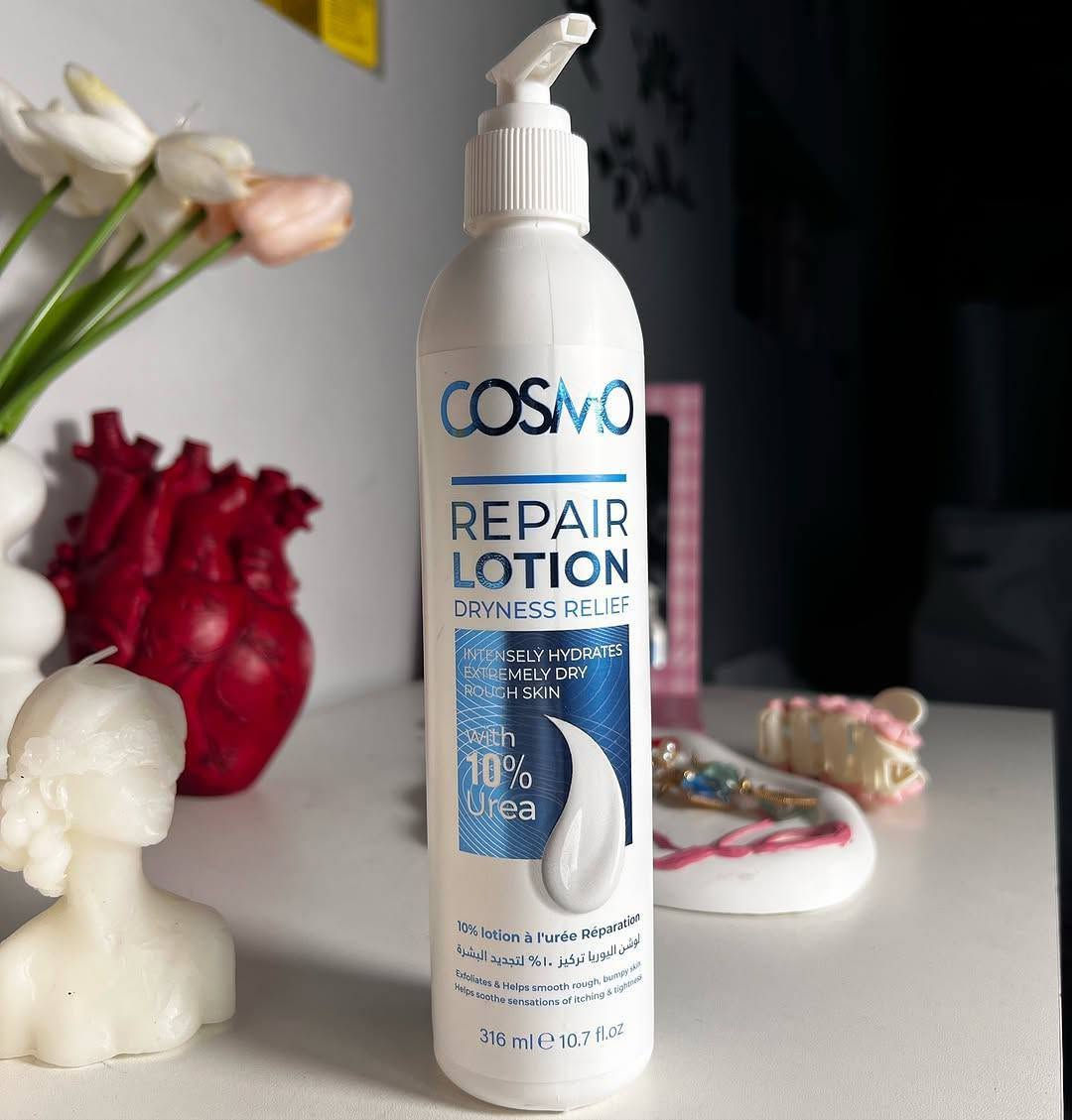 كوزمو لوشن معالج للجسم باليوريا 10% (Cosmo Repair Lotion with 10% Urea) هو مرطب علاجي مخصص للبشرة الجافة جدًا والخشنة، ويُستخدم لتوفير ترطيب عميق وتجديد خلايا الجلد

🌿 الخصائص والمكونات الرئيسية:
 • يوريا 10%: مكون فعّال يُستخدم لترطيب البشرة بعمق، حيث يعمل على جذب الماء إلى الطبقات العليا من الجلد، مما يساعد في تقليل الجفاف والتشققات.
 • تركيبة سريعة الامتصاص: تمتص البشرة اللوشن بسرعة دون ترك بقايا دهنية، مما يجعله مناسبًا للاستخدام اليومي. 
 • تحسين مرونة البشرة: يساعد الاستخدام المنتظم على تحسين مرونة البشرة ومنع الجفاف المستقبلي

✅ الفوائد:
 • ترطيب فوري وعميق للبشرة الجافة والخشنة. 
 • تحسين ملمس البشرة وجعلها أكثر نعومة وراحة.
 • مناسب للاستخدام اليومي ولجميع أنواع البشرة، بما في ذلك البشرة الحساسة
المنشأ دبي الأصلي ✅

سعر العلبه  8 الاف 
علبتين  ب15 الف 
3علب ب20
توصيل 5 الاف


**إذا كنت صاحب هذا الإعلان وتريد حذفه لأي سبب، رجاءا أرسل رسالة إلى الدعم الفني**
