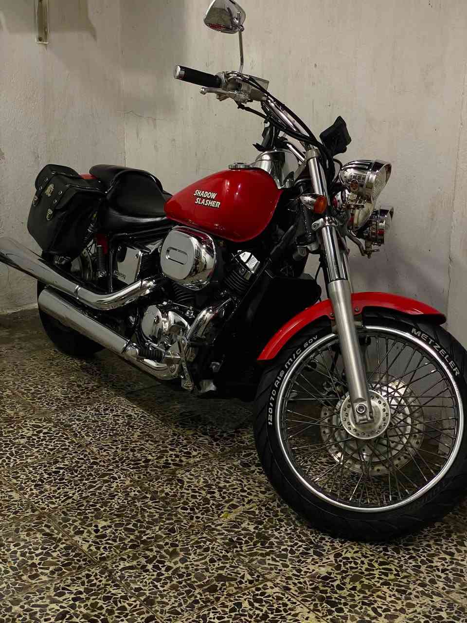 السلام عليكم
هوندا شادو سلشر 400cc 
لوحه وسنويه بسمي بغداد مشروع وطني
دراجه بلاديه برغي ممفتوح بيها. 
ضفيره مملعوب بيها. 
عليها ادامه كابريتر وبلكات وفلتر 
هـ ***********
ممتواجد ع فيس
