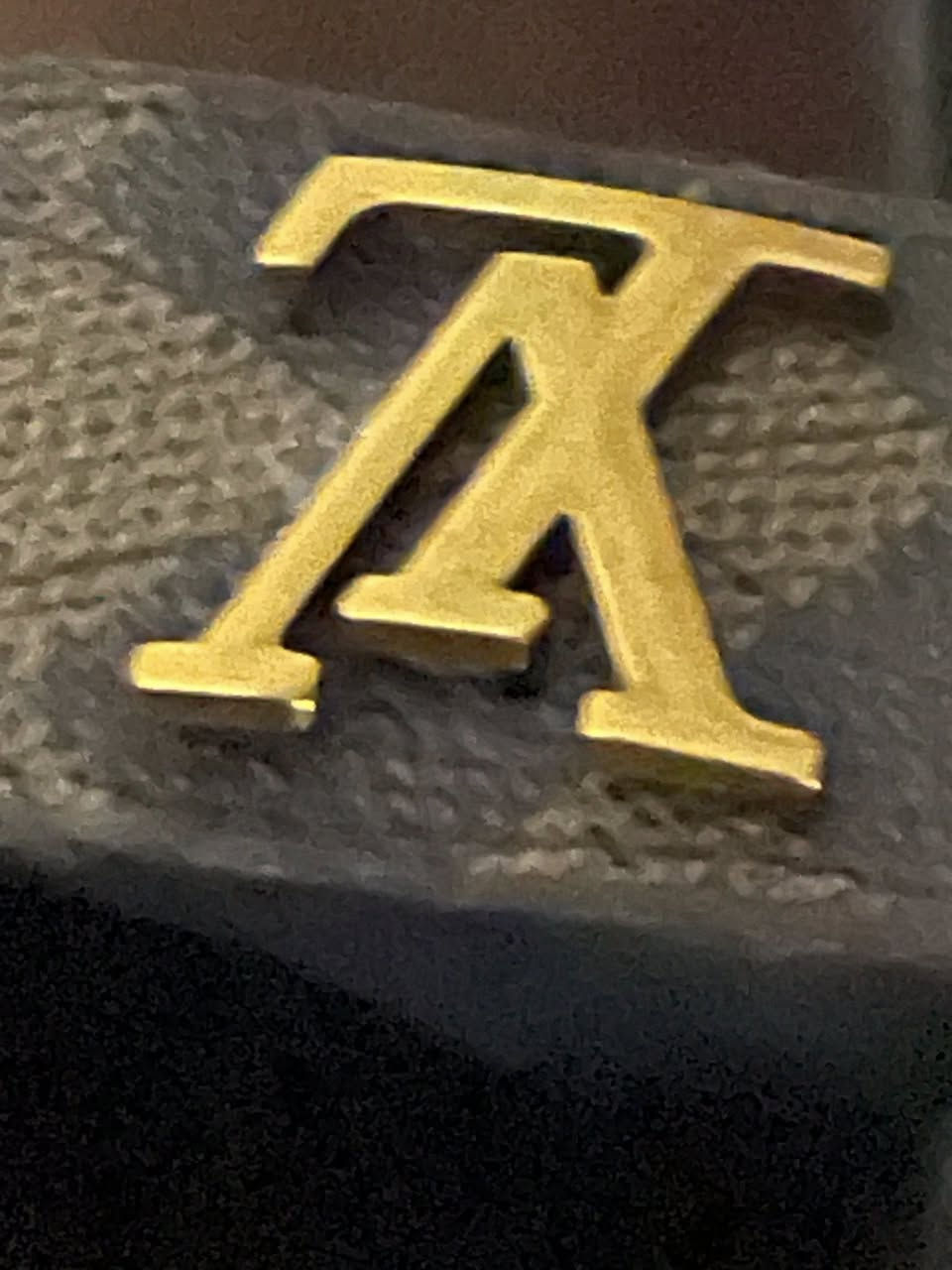 بعد إذن الادمن المحترم
🔥 للبيع حذاء Louis Vuitton أصلي – مقاس 43 🔥

قطعة فاخرة تجسّد معنى الرقي والتميّز، بتصميم أنيق يواكب الذوق الرفيع ويمنحك حضورًا لافتًا في كل إطلالة.

✔ جلد طبيعي بني فاخر بأحزمة مزخرفة ونقشة مميزة

✔ شعار LV الذهبي يمنح الحذاء لمسة فخامة لا تُخطئها العين

✔ تصميم نادر لعشّاق الستايل الكلاسيك العصري

✔ جديد لم يستخدم  بدون علبه 

✨ امتلك الفخامة… وكن مختلفًا


**إذا كنت صاحب هذا الإعلان وتريد حذفه لأي سبب، رجاءا أرسل رسالة إلى الدعم الفني**