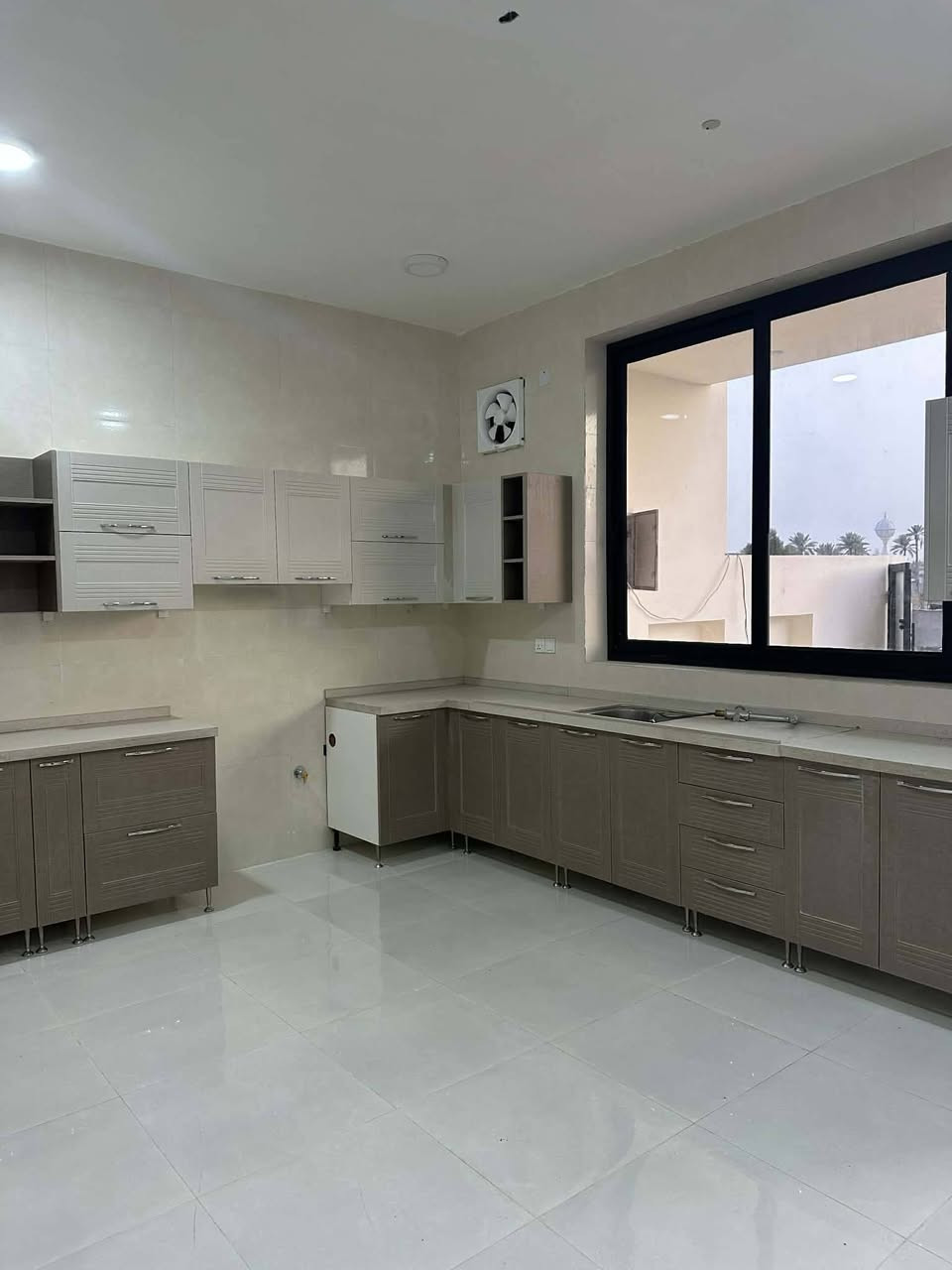 دار للبيع مساحه ٢٠٠ م طابو زراعي سند 25 طابقين اربع غرف نوم بناء حديث سنه ٢٠٢٦ غير مسكون العنوان حله السعر ١٧٥ قابل للتفاوض ورديه قرب سيد موسى للاستفسار الاتصال على الرقم *********** او٠٨٣٥٩٦٤٦٣٣ او مراجعه مكتب الرضا للعقار مقابل مجبس التمور أو مدرسه الطريق الى المئه
