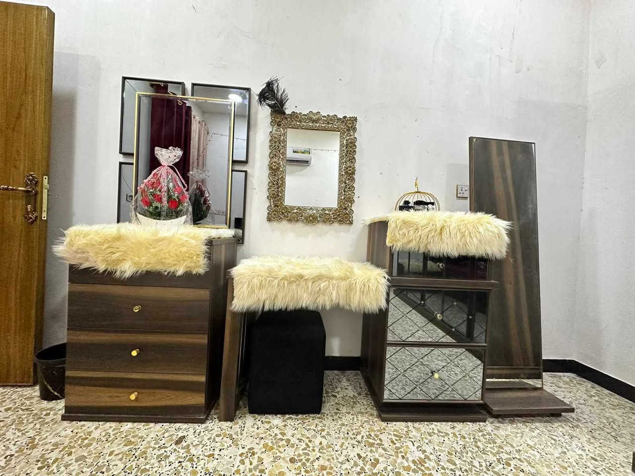 غرفة للبيع ٩ قطع بسعر ٦٠٠ الف وبيها مجال بسيط للتواصل واتس اب ***********
