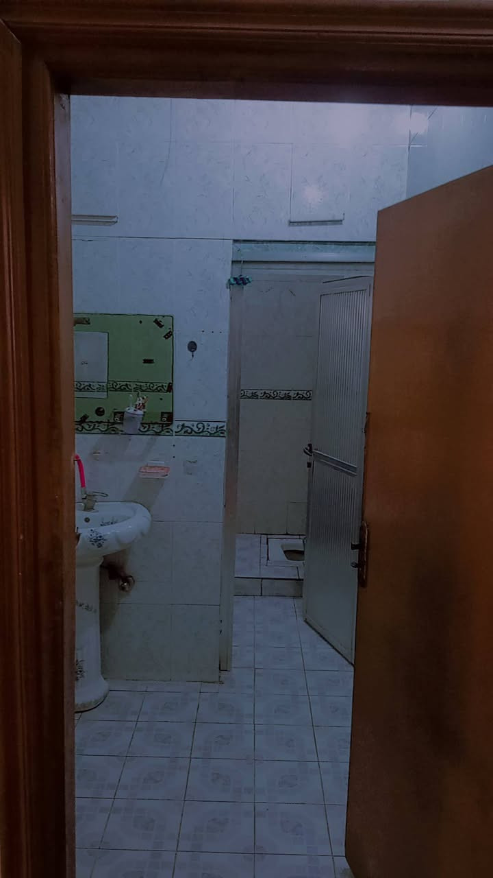 سلام عليكم
بيت للبيع 
/مساحه ٢٢٠م
(طابو زراعي سند ٢٥)
غرفتين نوم وصاله ومطبخ وكلدور 
مشمول بل مجاري ولتبليط كراج يتسع سيارتين مناور وره البيت 
/موقع ازوير الغربي خلف المرور قريب على مشروع المي 
لاستفسار 
***********
