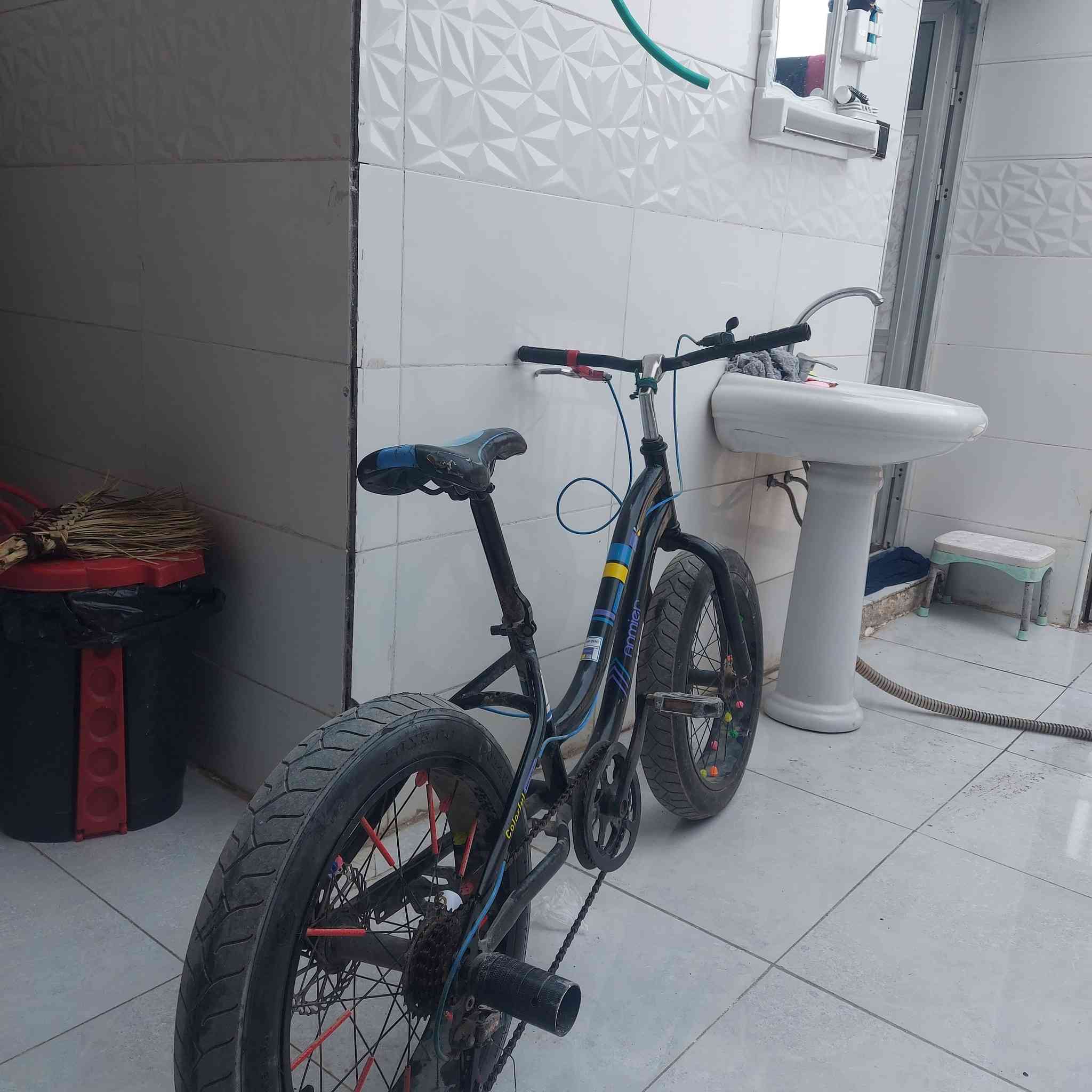 العنوان بغداد الشعب الجمعيات 
السلام عليكم عدي بايسكل جديد لل بيع نوعيه تأيمر بايسكل عوزه بس بريك الله شاهد ستوني بدلت تواير اله 
 يعني بايسكل جديد السعر ٦٠ وبي مجال حك الجيه التصال علا هاذ الرقم ***********
