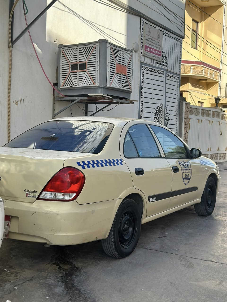 نيسان سةني تةكسي موديل ٢٠١٠ دوو پارچةو نيوي بوياخه سةنةوي رةقةمي بةسةر چوه  گيرو مةكينه بةشةرت گري عادي 
شوين:كةلار
نرخ:١١٣مةجاليكي كةم
***********
"""گورينةوةش دةكةم بةسيارةي خسوسي""
