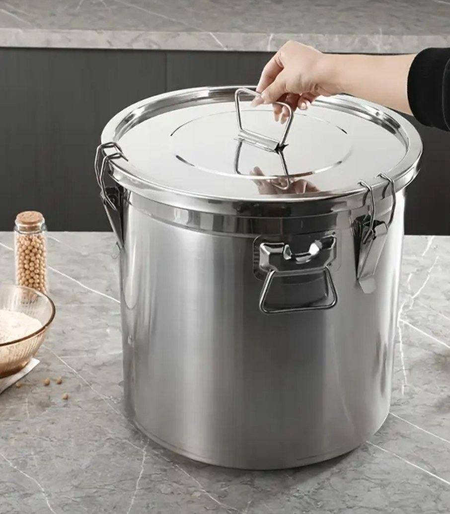 ،،امزون🛒🛍

قدر طبخ او حافظ تخزين مصنوعة من الفولاذ المقاوم للصدأ (استانلس ستيل). 
المادة: فولاذ مقاوم للصدأ عالي الجودة ومتين (مثل 304)،
الاستخدام: مناسب لتخزين الأطعمة، البهارات، السوائل، أو مستلزمات المطبخ الأخرى. 
المميزات: يأتي بغطاء محكم الإغلاق بمشابك قوية (Locking Clips) لمنع التسرب، والحفاظ على المحتويات من الهواء والرطوبة. 
المقبض: مزود بمقابض جانبية أو مقبض علوي متين لتسهيل الحمل 
السعر : 25الف.


**إذا كنت صاحب هذا الإعلان وتريد حذفه لأي سبب، رجاءا أرسل رسالة إلى الدعم الفني**