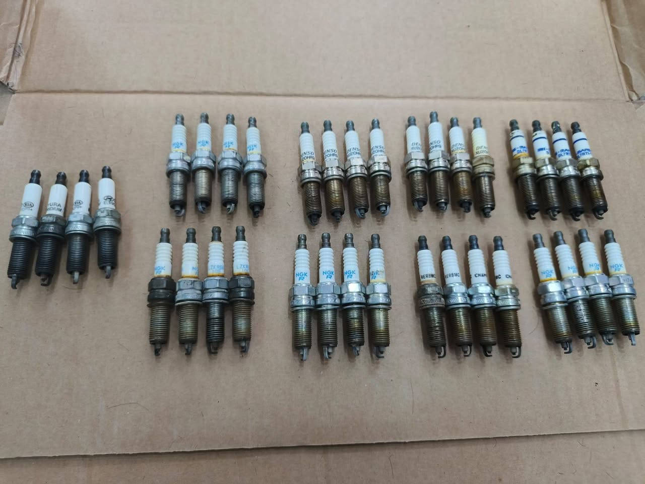 بيع مستعجل جدا انتقلت من البيت وبقن ذني عندي الشراي سعرهن مناسب جدا
غراض سيارة 
مجاول اصليات👇
مجاول 2 شغالات و3 بس يهربن و 2 ضعيفات ذني هدية شرط اصليات
________________________
حاضنة مروحة هونداي او كيا شرط ماطورها اصلي تفصيخ  
_______________________
مكثف مروحة امريكي اصلي 
مكثف سيراتو اصلي اصلي جديد
________________________
زوج بلاجكتورات اصليات مال سيراتو موديل 17 18 
_________________________
مجموعة كلوبات بلاجكتور او لايت 
__________________
زوج طبرباز امامي اصلي سيراتو 17 18
_________________________
كلوب زنون ليموني تك الماني 
_________________________
يدة جك متحركة 
_________________________
مجموعة بلكات 4 تخم NGK اصلي
2 تخم ليزري
2 تخم ديونوسو
واحد تخم شامليون
________________________
محوله زنون
________________________
راديتر ماء كل مشكله مابيها  مال سيراتو او النترا 
________________________
مرايه تك الجه اليمنى مال سيارتو موديل 18 او 17 الماطور شغال اصليه لونها ابيض
المكان النجف حي المهندسين
رقم التلفون *********** وبي واتساب
