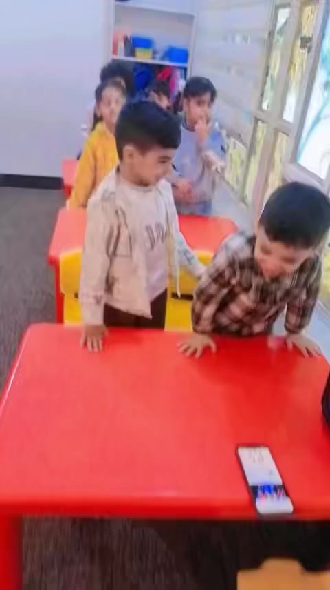 ضحكاتهم تزين حياتنا 🩵
روضه شمس 🌞
رقم الروضه ***********
