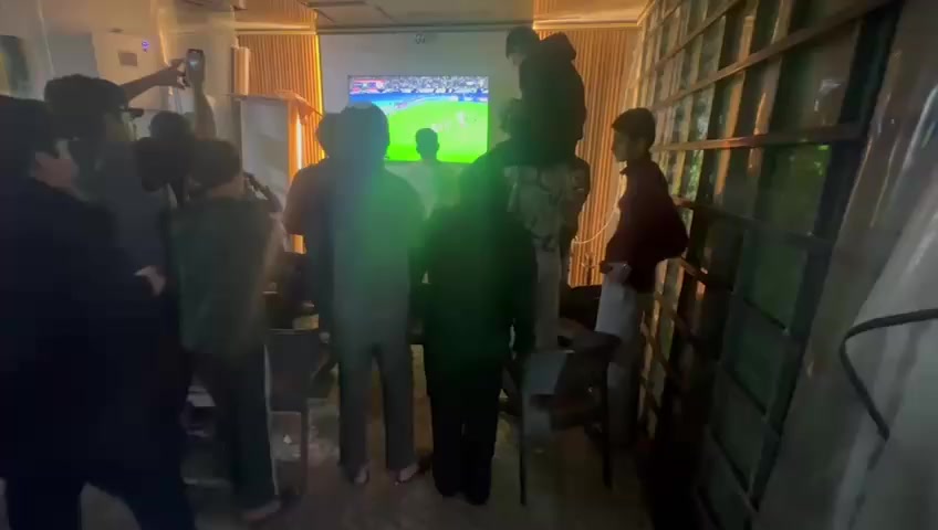 السلام عليكم كوفي للبيع. 
الشعب حي اور ال٦٠٠ 
كوفي ارضي يوجد جميع مستلزمات الكوفي
٣ سبلت ٢ عامودي. واحد تعليك
٢ عارضات ٢ مجمدات 
٦ تلفزيونات ٢ منهم حجم كبير ٧٠ و٤ حجم ٥٠ 
١٠٠ نركيلة منهم ١٥ نركيلة بابلي ٥ الماني الباقي خشب جديد كله وطبعين 
فناجين وقمريات زايد مو ناقص
تخم قنفات ديوان ٣X6 

كل المستلزمات متوفرة
ميوزة كراسي 
كعدة داخلية وخارجية على سوق ال٦٠٠ 

للاستفسار الاتصال على
*********** 
واتساب ايضا 
محمد الفيصلاوي ( ابو شمس ) 

 .
