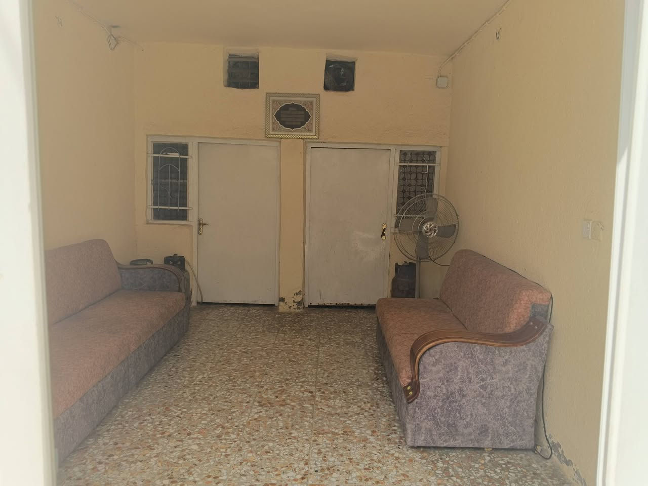 دارين للبيع في طويريج حي دور الحجر المساحه 260 متر بطارمه مشتركه يبعد عن الشارع الزوار 50 متر أول بيت عالشارع  قرب عبلي ابو الدراجات وره علوة دبس كل بيت يحتوي غرفة وصالون واستقبال ومطبخ وصحيات طابو زراعي سند 25 بناء متوسط وجاهز للسكن صب مسلح وبناء طابوق نضيف جدا 
***********

