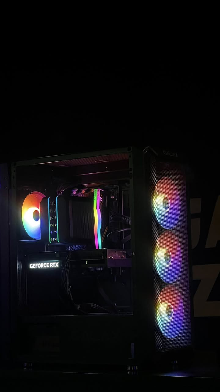 تجميعة جديده استعمال جداً قليل
معالج: Intel Core i5-12400F
(جيد جداً للألعاب والبرامج الثقيلة، 6 أنوية / 12 خيط).

كرت الشاشة: RTX 4060 Ti 8GB
(ممتاز للألعاب على دقة 1080p و1440p
وحتى بعض الألعاب على 4K).

الرام: 16GB (2×8GB) T-Force Delta RGB –
(كافية للألعاب والاستخدام العام)

اللوحة الأم: ASROCK H610M HVS
(لوحة اقتصادية، تكفي المعالج لكن محدودة من ناحية الترقية ودعم مميزات متقدمة).

 • التخزين: SSD 1TB
(سريع وعملي للألعاب والويندوز).

 • مبرد المعالج: M90 White
(يبقي حرارة المعالج مستقرة بشكل ممتاز).

 • الباور: 600W من GAMDIAS
(يكفي للكرت والمعالج بشكل جيد جداً).

 • الكيس: Galax Revolution 07 مع 4 مراوح (جيد للتهوية).

الإكسسوارات: كيبورد، ماوس، وسماعة Redragon ماركه معروفه

الشاشة : aoc 24in 180hz 

السعر : 1,450,000 

المكان : الانبار / الفلوجة 

رقم التواصل : ***********
