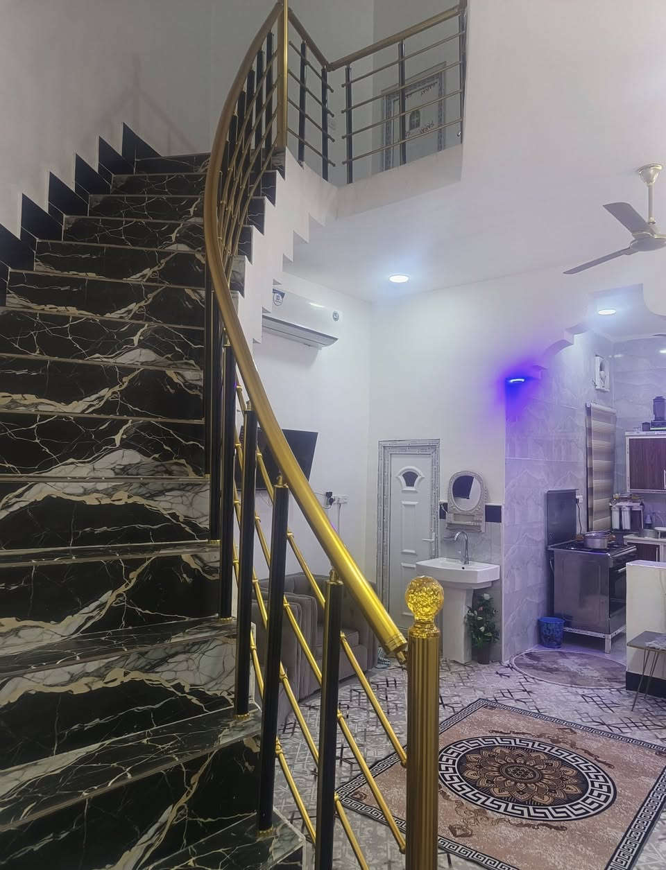 دار للبيع طابو صرف المساحه 100 م حي الموضفين مقابل حي الصحفيين الاستفسار الاتصال ***********
