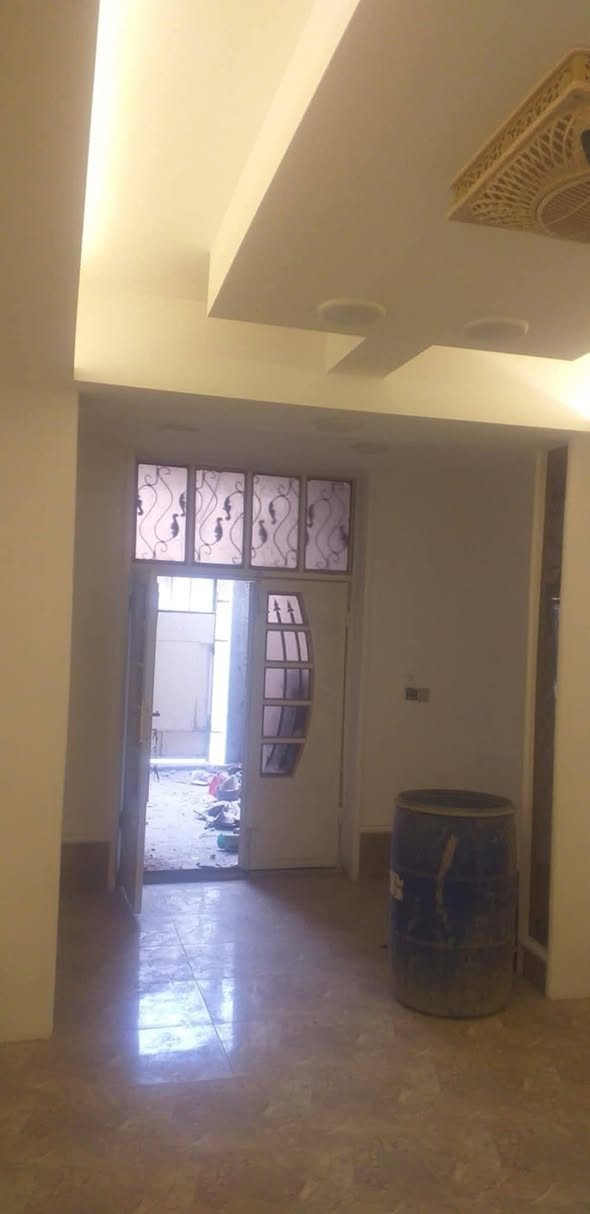 بيت للبيع المساحة 125متر طابقين طابو صرف السعر 85 مليون 
الطابق الارضي غرفة ومطبخ وصالة كبيرة وصحيات عدد 2 

الطابق الثاني غرف عدد 3 وصحيات عدد 1

البناء الارضي حجر والطابق الثاني بلوك 

الدار كامل تاسيسات الماء جاهزة وتأسيس كهرباء جاهزة 

وحسب ما مبين بالصور 

الدار يقع في هيت - حي الإطفاء قرب مخازن تربية هيت 

يبعد عن الشارع التجاري  5 أمتار

للتواصل مراسلة الصفحة خاص


**إذا كنت صاحب هذا الإعلان وتريد حذفه لأي سبب، رجاءا أرسل رسالة إلى الدعم الفني**