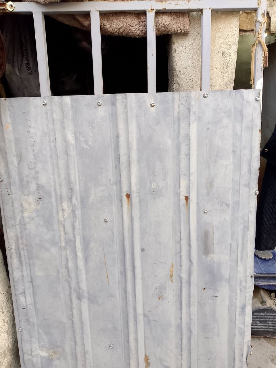 السلام عليكم سقفيه للبيع نظيفه كل عيب ما بيها قطعتين زائدا هذا الباب وياهن سعرهم مناسب ***********
