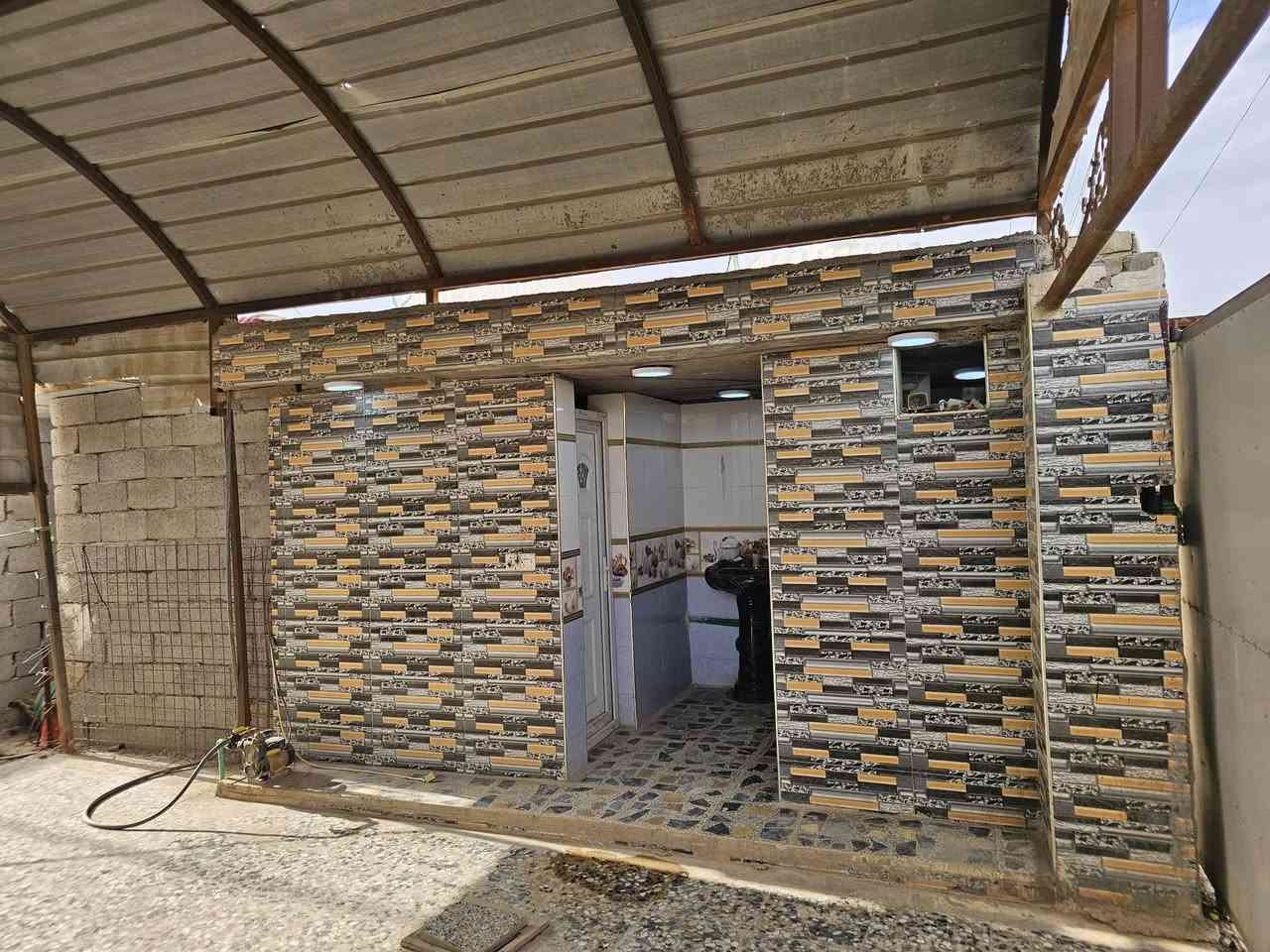 السلام عليكم بيت للبيع + ٦ محلات على الشارع العام البيت يحتوي على ٦ غرف نوم +استقبال ١٠×٤
المساحه ٩٠٠ متر للستفسار اكثر(***********)
