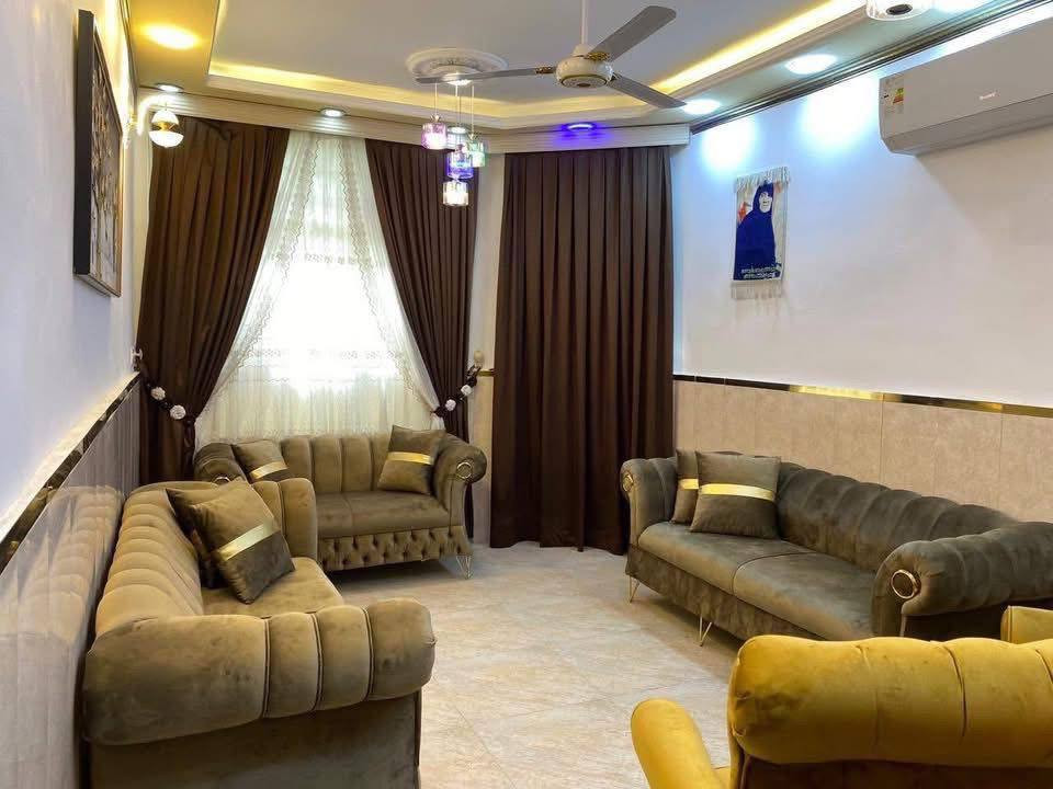 🔥 فرصة ذهبية – دار حديثة للبيع بسعر مناسب 🔥

🏡 دار للبيع في أبو دشير – منطقة الشهداء
بيت أنيق وحديث بناء 2024 بتصميم عصري وديكور راقٍ جداً، تم تنفيذ العمل بعناية عالية وتشطيب فول كوالتي من الداخل، يعطي إحساس بالفخامة والراحة.

✨ تصميم داخلي مميز ومساحات مدروسة تجعل البيت واسع ومريح للسكن العائلي.

🔹 تفاصيل الدار:
• مدخلين للدار
• استقبال واسع وجميل
• مطبخ مرتب وعصري
• 3 غرف نوم مريحة
• توزيع ممتاز للغرف ومساحات عملية
• ديكور حديث وإضاءة جميلة

📍 الموقع: أبو دشير – منطقة الشهداء
منطقة هادئة وقريبة من الخدمات والمدارس والأسواق.

💰 السعر:١٤٠ فقط مناسب جداً مقارنة بالمواصفات والبناء الحديث.
📞 للاستفسار والمعاينة:
راسلنا على الخاص أو اتصل الآن لمعرفة التفاصيل وحجز موعد مشاهدة الدار.

⚡ عقار مميز ونادر في المنطقة – لا تفوت الفرصه

***********
