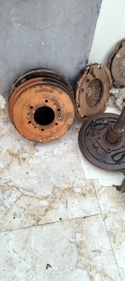 شفتات عدد 2 بريجو الخلفيه مال الاكسن مع فلنجات حاويه سعرهن 100الف.                                                            فلنجه اماميه نظيفه مع بوربنات مع ستدات 25الف               راديتر نظيفه مال بريجو سعرهه 35الف.                              عيات كلج سعرهن 30الف.                                                داينمو عايزه كتف سعرهه 25الف                                        نوزلات عدد 3 سعرهن 15الف.                                            التواصل ***********
