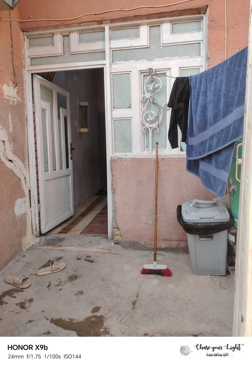 يا الله  السلام عليكم ورحمة الله ♥
 البيت للبيع مساحه 85متر 
غرفه وصاله ومطبخ وتخاريج
اساس صب بناء بلوك سكف عكاده 
زراعي مشمول بل طابو  قريب عن شارع العام 
30متر عن شارع العام عنوان نق مسان شارع الزوار قرب متنزه جنات الكوفه عامود 36 الاستفسار اكثر ***********
