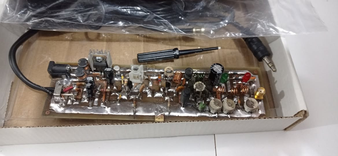 جهاز بث راديوي موجة اف ام FM 88-108Mhz مع الهوائی والمحولة بورسبلاي 

يمكن التحكم بالموجة حسب الرغبة و قدرة الخرج 3 واط ومدخل صوت استريو ويمكن

توصيله مع المسجل والموبايل مع كيبل خاص + جرنفيس هوائي خاص للاستفسار

والسعر على الخاص .


**إذا كنت صاحب هذا الإعلان وتريد حذفه لأي سبب، رجاءا أرسل رسالة إلى الدعم الفني**