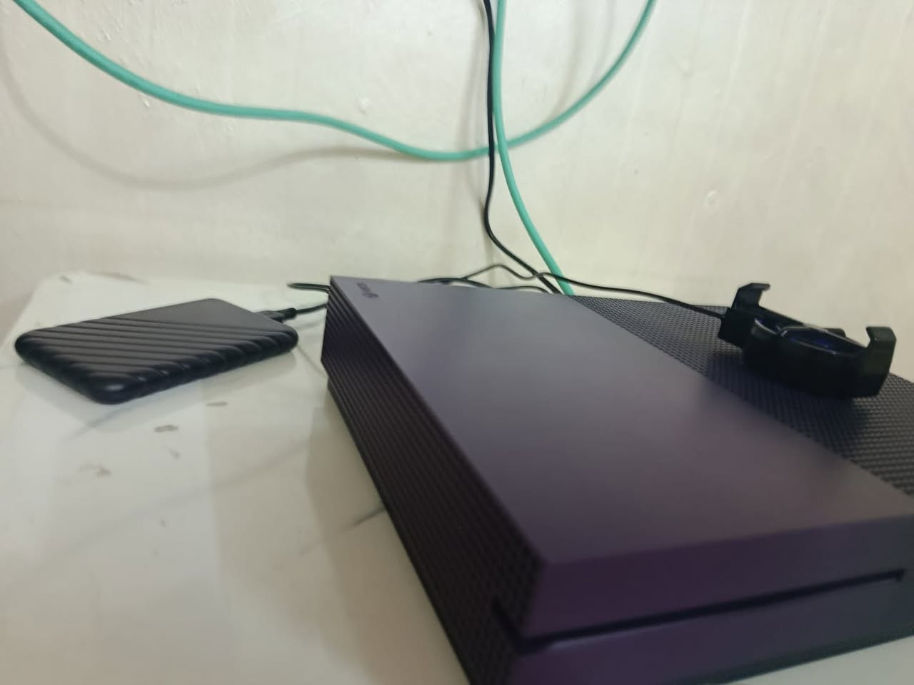 🎮 للبيع Xbox One S 1TB نسخة خاصة بنفسجية 🎮
السلام عليكم، للبيع Xbox One S سعة 1 تيرا، نسخة خاصة باللون البنفسجي المتدرج، الجهاز شغال 100% وما بي أي عطل أو مشكلة.
🔥 المميزات: ✅ سعة 1 تيرا تكفي عدد كبير من الألعاب
 ✅ مع مروحه تبريد للجهاز
✅ نسخة خاصة ولون نادر ومميز
✅ يدعم الألعاب الأونلاين والأوفلاين
✅ يشغل أقراص الألعاب الأصلية
✅ يدعم HDR وصورة عالية الدقة
✅ واي فاي مدمج
✅ هادئ أثناء التشغيل وما يسخن بشكل مزعج
✅ مناسب للألعاب الشهيرة مثل FIFA و GTA V و Call of Duty و Fortnite وغيرها
✅ يدعم تحميل الألعاب من المتجر مباشرة
📦 المحتويات:
جهاز Xbox One S
يد تحكم
سلك HDMI
سلك الكهرباء
🛠️ الحالة: الجهاز شغال 100% ومجرب، جاهز للاستخدام مباشرة.
💰 السعر: 210 ألف دينار قابل للنقاش بالمعقول
العنوان ،،. بغداد .. الأعظمية .. قرب المقبرة الملگيهه
📍 التواصل خاص *********** للشراي  فقط.
