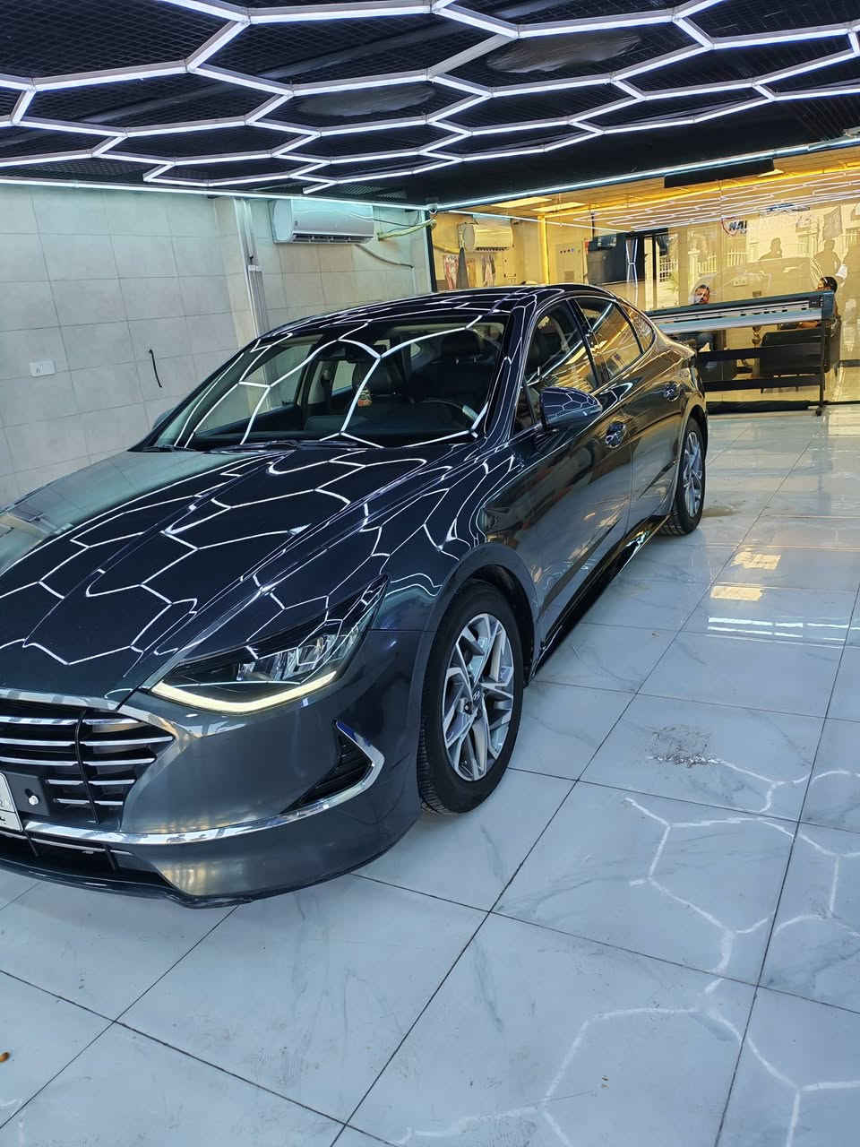 يا الله السلام عليكم... للبيع فقط
سوناتا موديل 2020 وارد خليجي ماشية 72 الف كيلو متر  رقم بغداد بأسمي مطلوبة للمصرف قطع مباشر يعني من الماستر مالتي  لون رصاصي محرك الفين سمارت وأكيد كلكم تعرفون السمارت بيها بارد ربع باب الصدر فقط واني معلي گاز گيت يعني طابك ثنين انسه الأدفانز السيارة متصرف عليها ألف جاهزة من كلشي تخم تاير باتري جديد تدفئة وتبريد ع الشرط 
المواصفات 
1- سقف بانوراما 
2- شاشة كبيرة كار بلاي 
3- بصمة تشغيل + بصمة أبواب لمس مع الترحيب 
4- تشغيل عن بعد 
5- تحديد مسار 
6- اوتو هولد 
7- شحن واير ليس 
8- هاند بريك بصمة 
9- شفتات ستيرن
10- كشنات الأمام تدفئة
11- قيادة آلية 
12- كشناد جلد 
13- خمسة أنضمة قيادة 
14- رادار
15- منبه جرس عند حدوث أي مشكلة في المحرك أو الگير أو الحماوة
16- فتح الصندوق عند الأقتراب 
اخوان الله شاهد السيارة بيها كلش هواي مواصفات بعد اتعب 😁 السعر المطلوب 185 ورقة يعني شدة و 85 وبيها مجال للطيبين ما عندك تگبله وتروح واني خادم تشلعون عيوني 
ملاحظة... أتعهد بوكالة عامة بالسيارة ومن تصير حره أتعهد بالمداور 
مكاني محافظة الديوانية 
وهذه أرقامي اتصل وتدلل 
***********
***********
