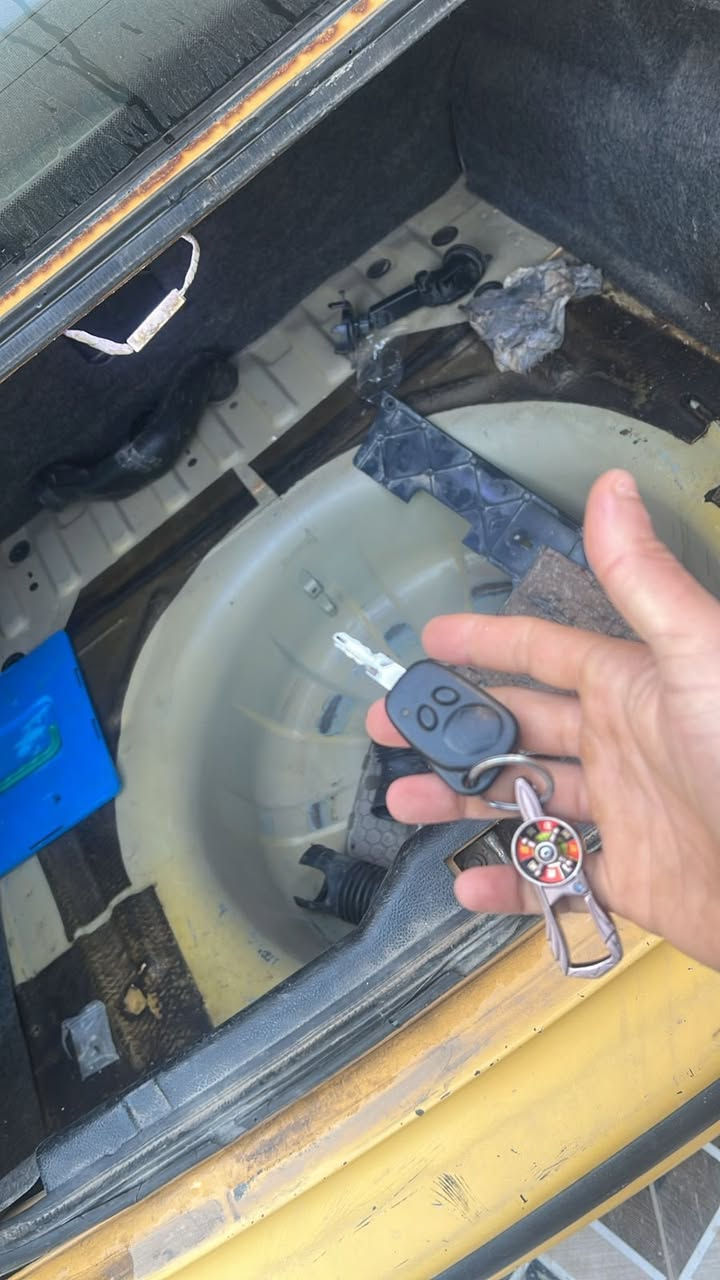 سلام عليكم 
سمند 2012 كفاله عامه بيها شبر صبغ باب السايق مع بارد قليل باسمي شخصيا هزه قبل سبوع سنويه لل 29 تخم تاير جديد مكينه نص طابوكه بل جيس لا تبخير ولا تنقيص كير ترايك 180 كهربائيات سنتر لوك 4 بيبان وجنطه منضومه كامله تبريد وتدفئة بل جيس تخم دبلات جدد ارضيه جلد دوشمه جلد منضومه بريك جديده جام كهربائي سماعات مضخم صوت 
السعر قفل قفل (38) السياره موجوده بكربلاء 
***********
