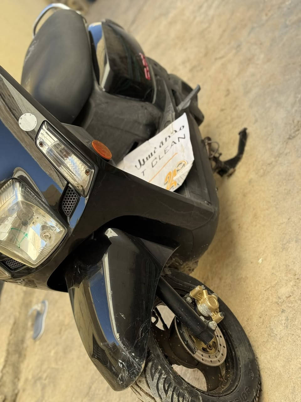 بوليسي صارلها شهر من طالعه من المعرض كامله مكمله كل نقص مابيها الف دينار مذب عليها السعر مليون و١٠٠ 
***********
