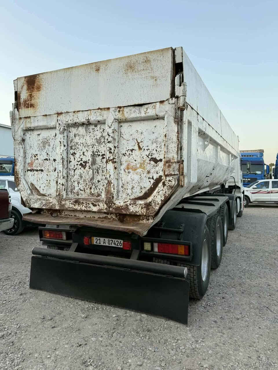 السلام عليكم ورحمه الله وبركاته 
مان 2002 تيكة للبيع راس و عربانة 
حجم المكينة 460 كير اوتوماتيك 
سنوية و رقم و هزة و براد جديد 
السياره بيها شويه صبغ بل باب فقط 
سعر 185 ورقة دفتر و خمسة و ثمانين وبي مجال 
رقم الهاتف 👈🏼 ***********
