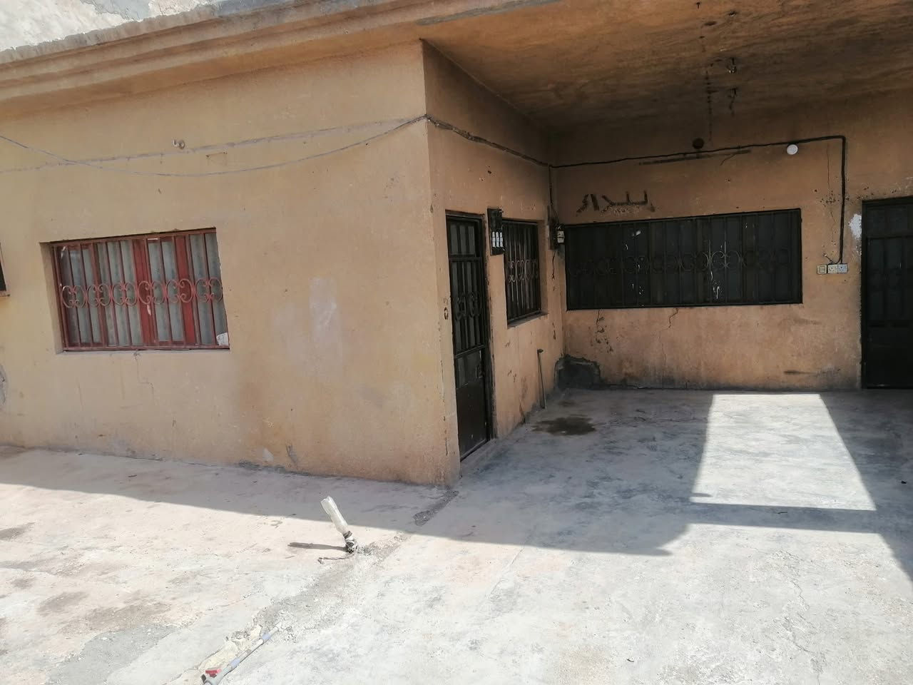 دار للبيــــــع [ ٢٠٠ ] متر طابو صرف كربلاء / حي الطاقة / ثالث بيت عن الشـــــــــــــــــــــــــارع العام كافة الخدمات (تبليط مـاء مجـــــــــــــــــــــاري مدارس مستوصف سوق) { غرفتيـــــــن نــــــــــوم صـــــــــــــالة ١٠م مطبـــــــــــــخ استقــــــــــبال صحيــــــــــــــــــات داخليــــــــة خارجية } 
 البناء بلوك والسقف كونكريت مسلح السعـــــــــــر { ١٢٥} مع المجال علما ان البيت فارغ حاليا ولايوجد به اي نقص
 رقــــم الهاتف  [ *********** ] [ *********** ]
