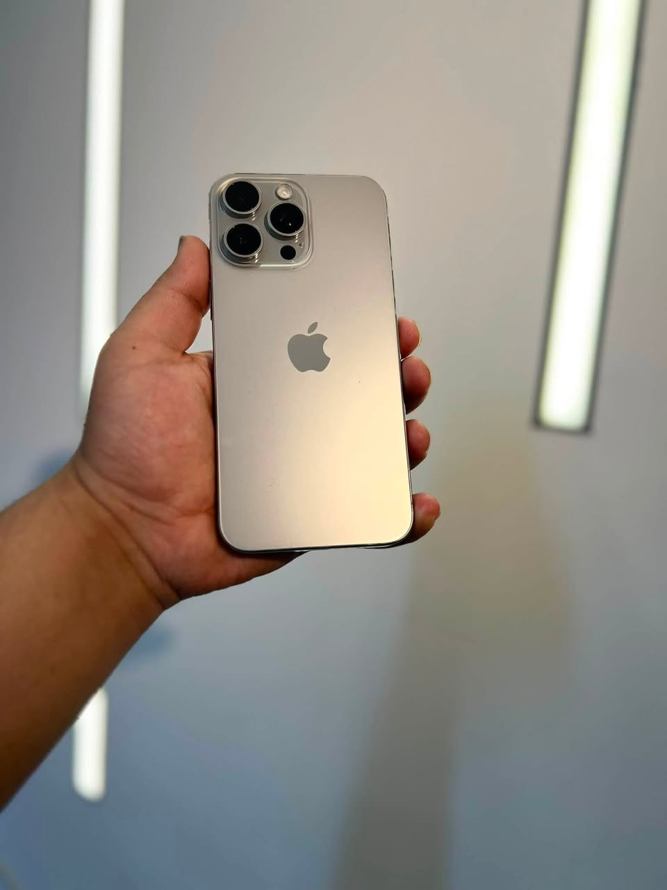 سلام عليكم 15 pro max 

بطاريه 87 🔋

ذاكره 256

لون التيتانيوم 

الجهاز مبدل شاشه نوع افضل شاشه بلسوك من ناحيه الالوان ولدقه 
الجهاز كامل مكمل من كلشي فيس ايدي شغال 
السعر 875 قفل موجود فيس او واتساب او هاتف ***********
